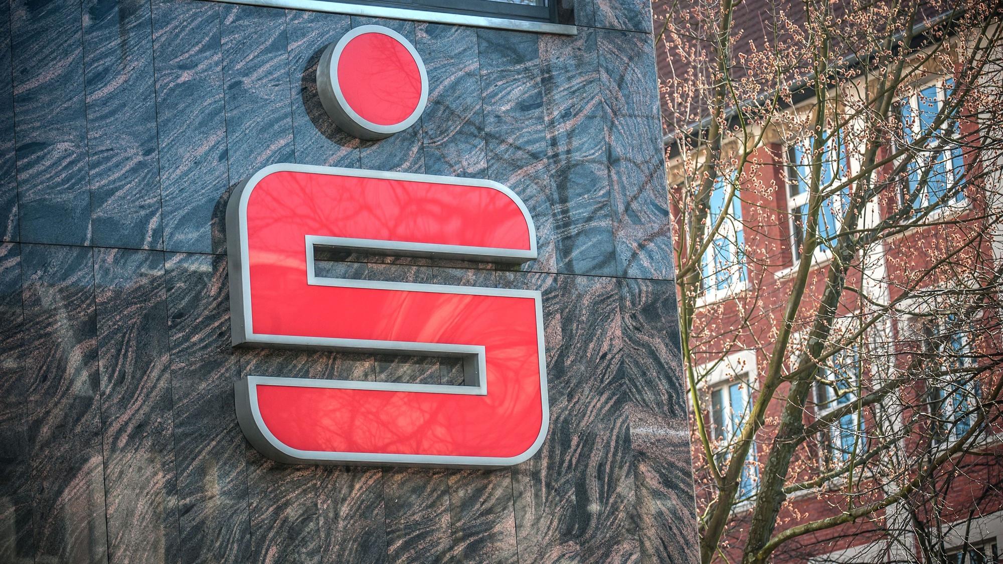 Schild der Sparkasse Leverkusen.