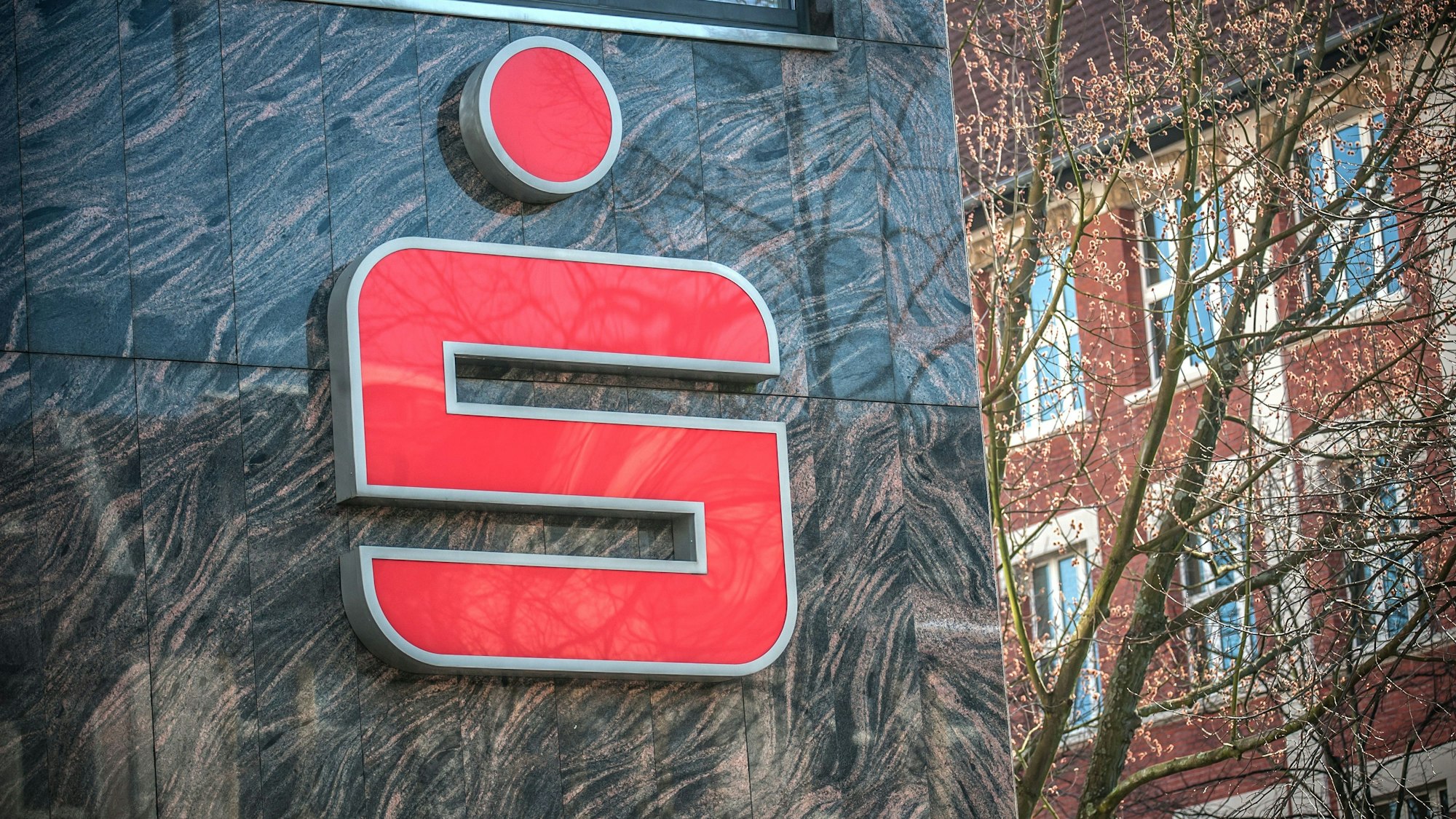 Schild der Sparkasse Leverkusen.