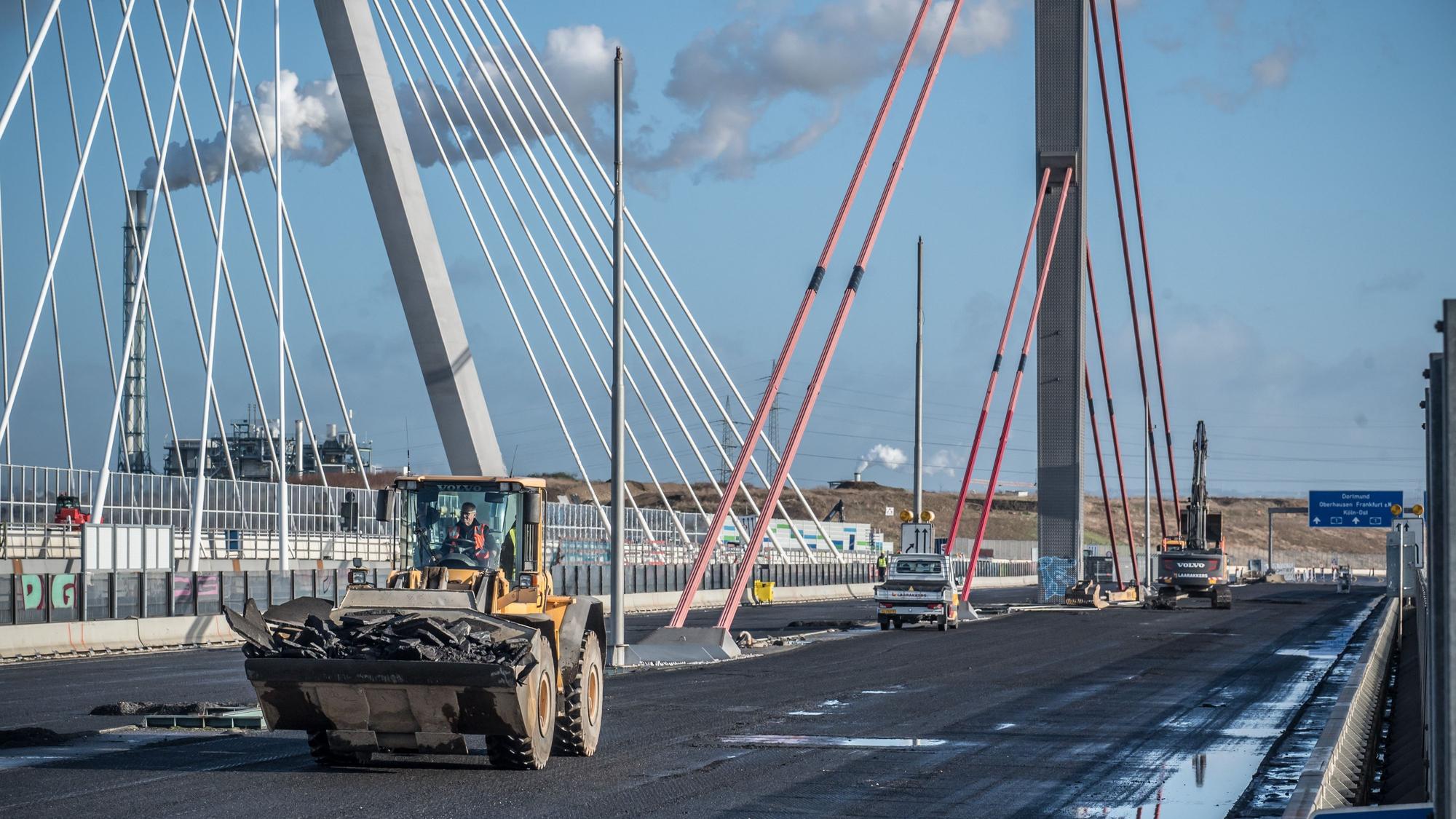 Bauarbeiten auf der Brücke.