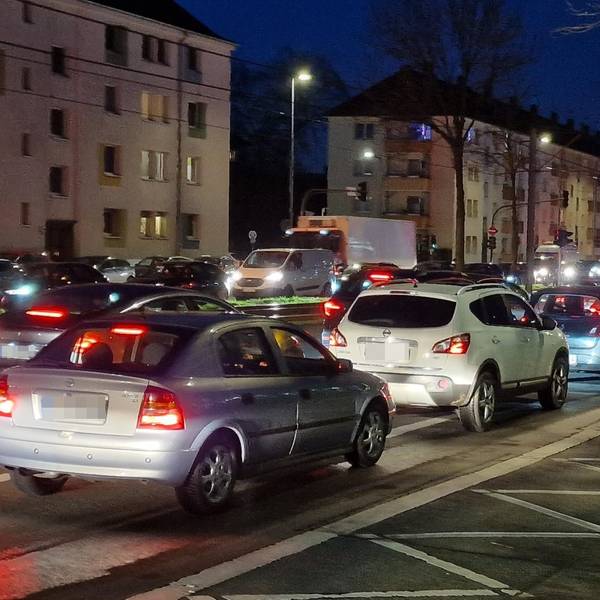 Stau auf einer Straße in Köln.