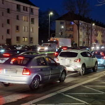 Stau auf einer Straße in Köln.