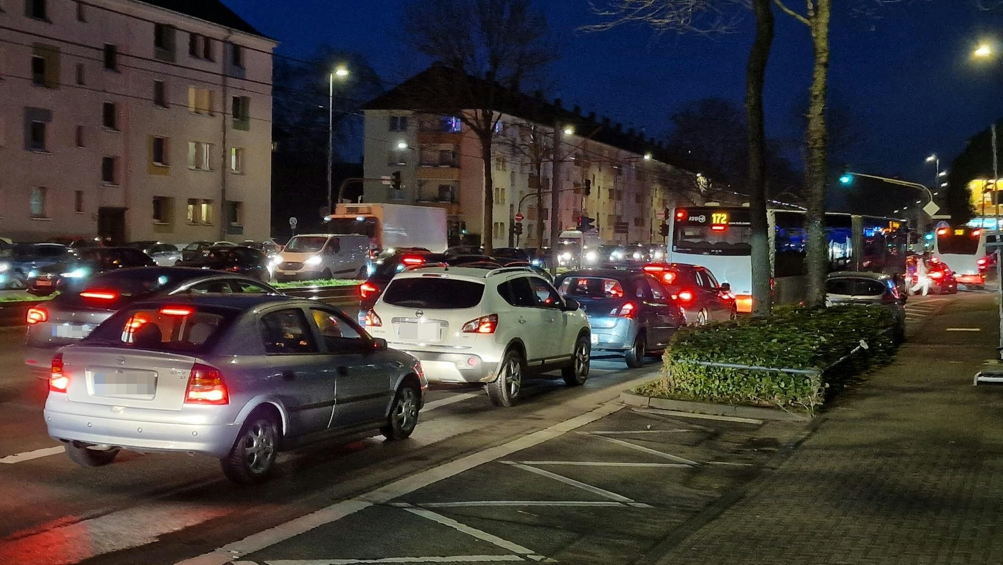 Lange Staus und genervte Autofahrer: Im fast gesamten Kölner Stadtgebiet kommt es am Donnerstag (1. Februar) zu Verkehrsverzögerungen, hier eine Szene von der Amsterdamer Straße in Riehl.
