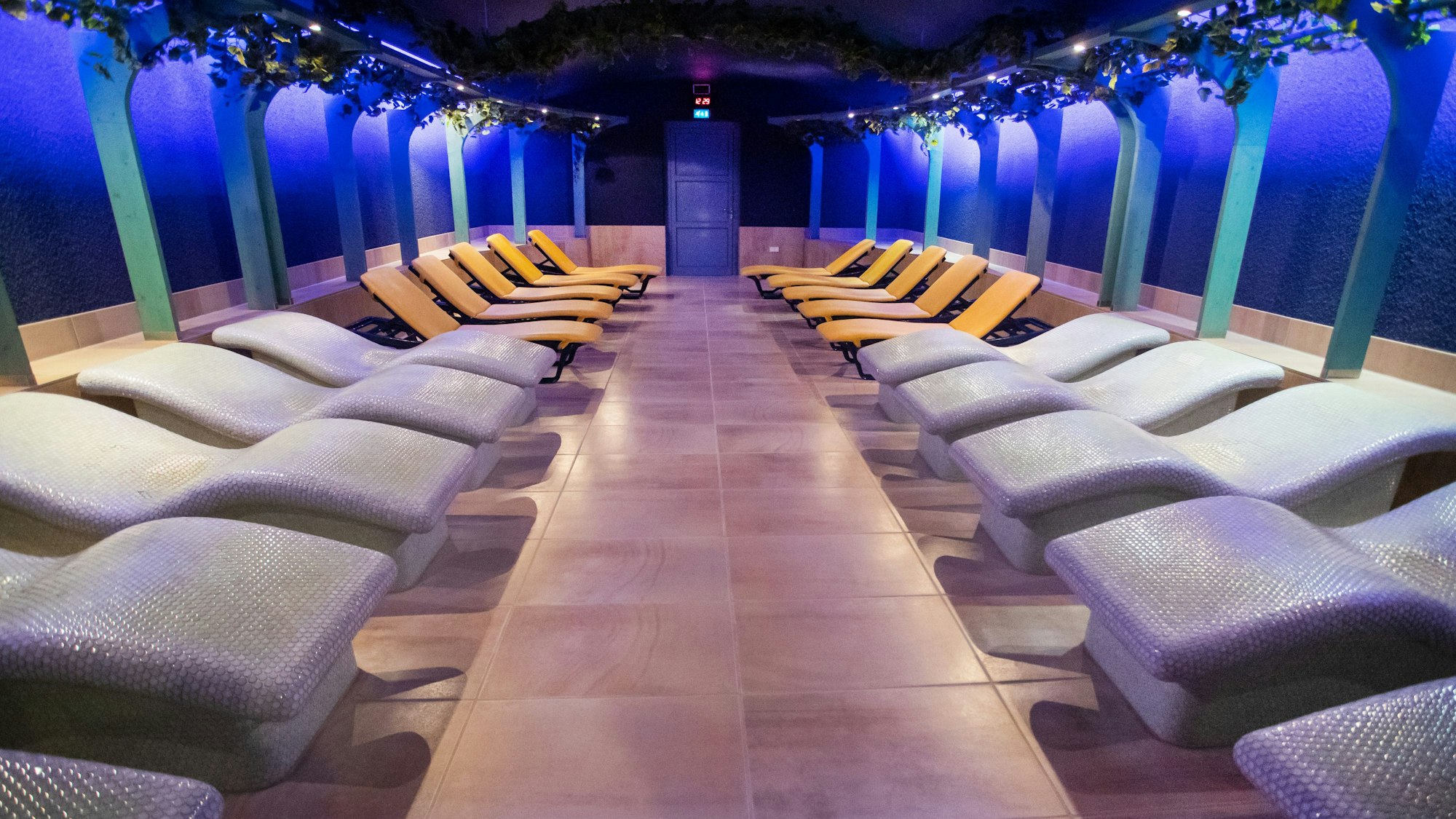 Ein Ruheraum mit leeren Liegen in der Panorama Therme in Beuren