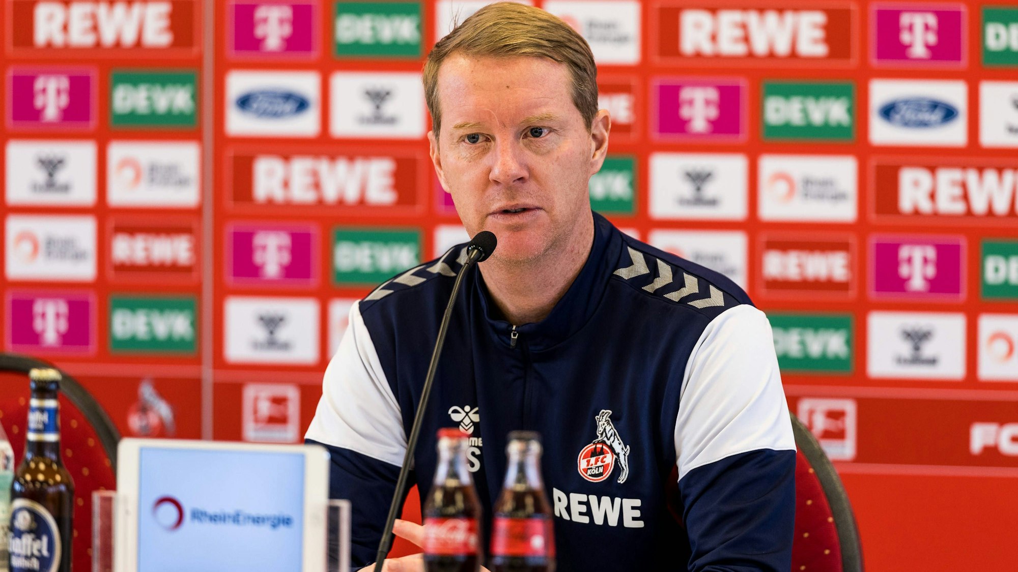 FC-Trainer Timo Schultz auf einer Pressekonferenz des 1. FC Köln.