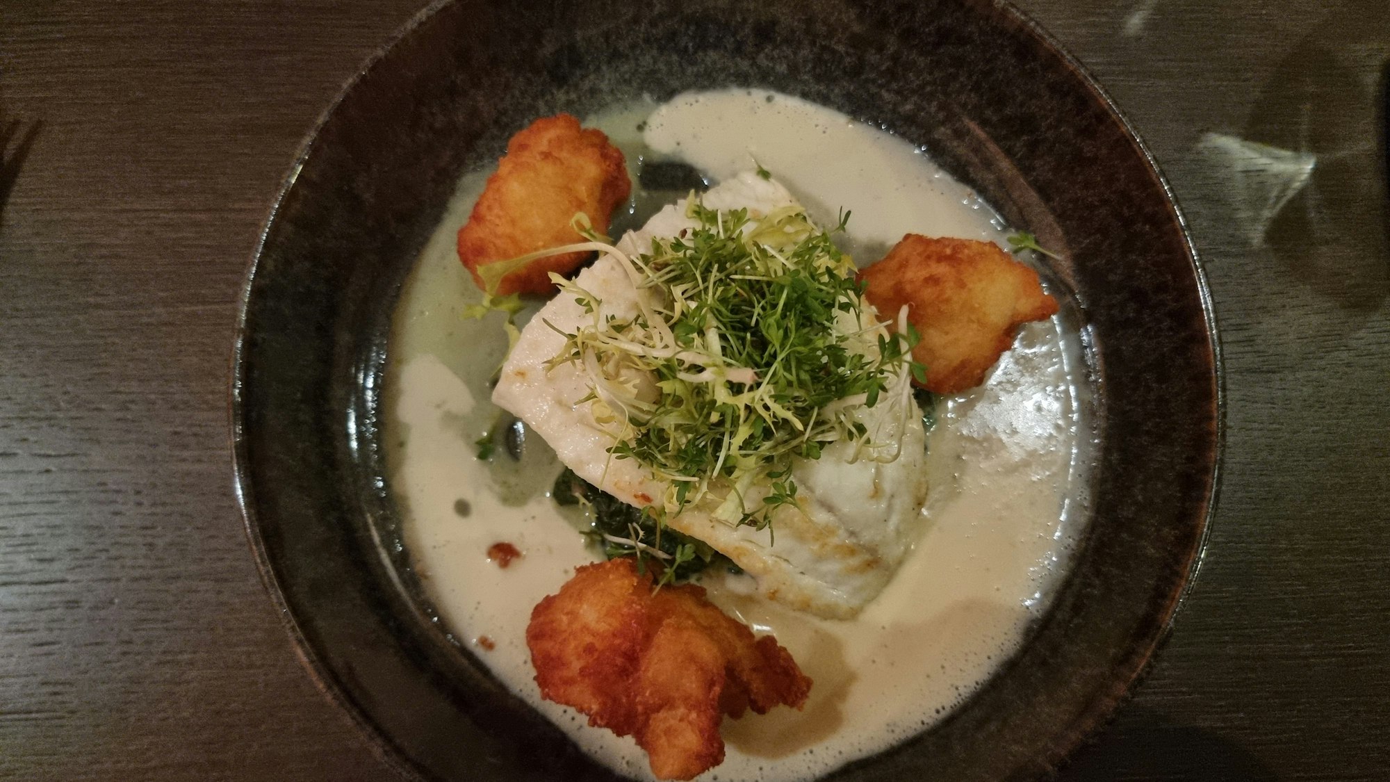 Steinbutt in Champagnerbutter mit Sonnenblumenkernen, Rahmspinat und Pommes Dauphine.