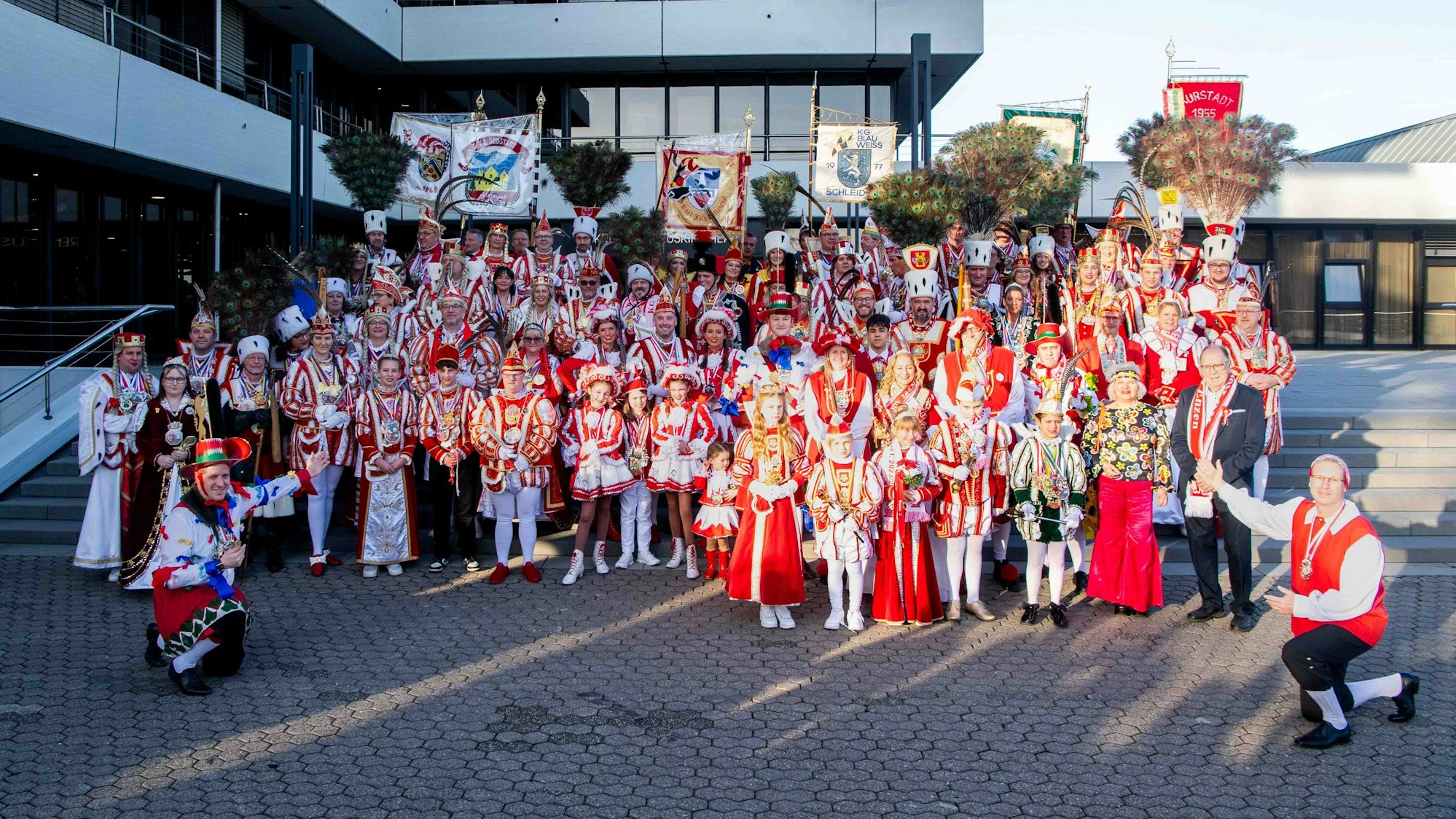 Das Bild zeigt alle Tollitäten aus dem Kreis Euskirchen auf der Treppe vor dem Kreishaus.