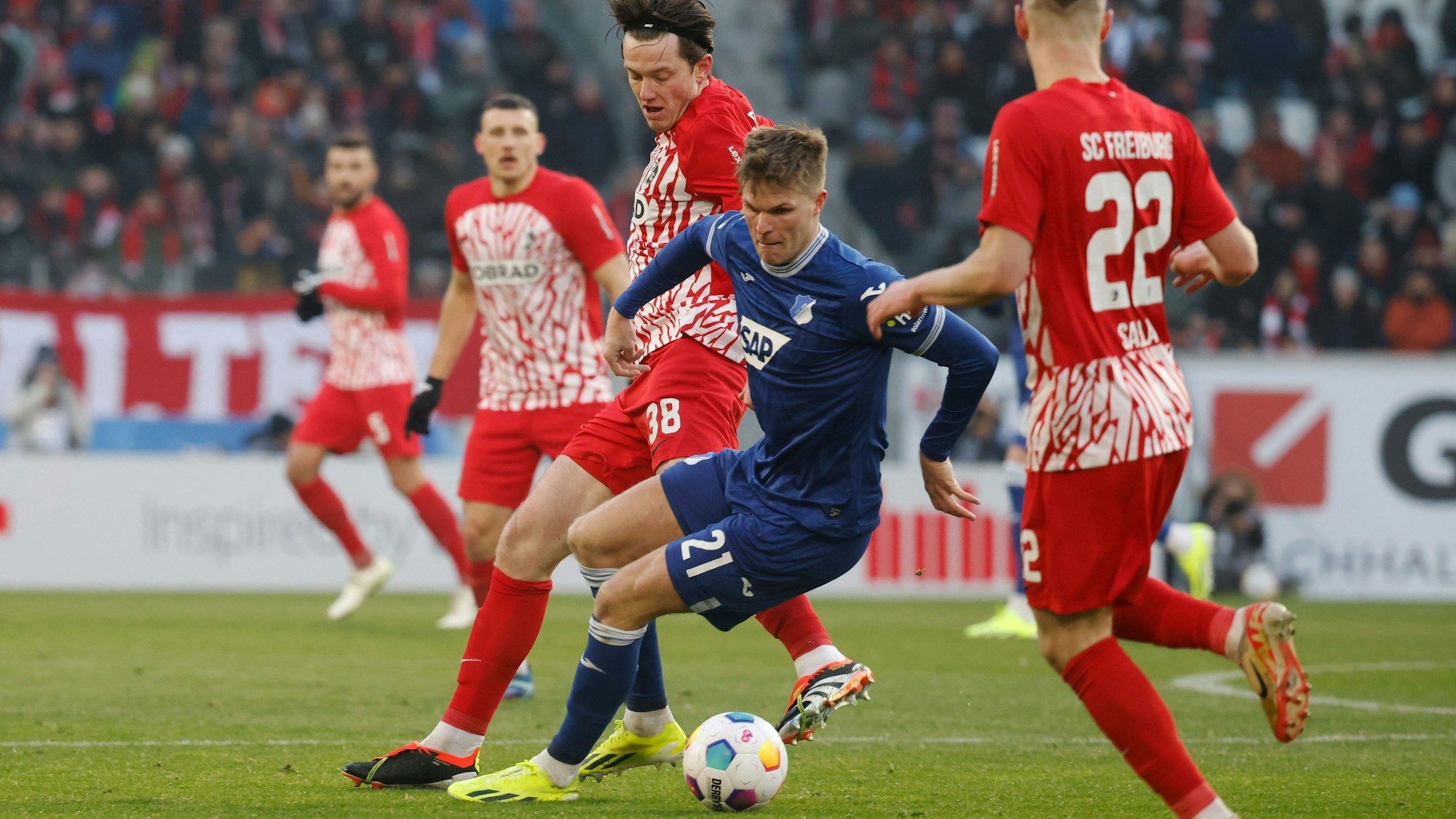 Marius Bülter (M.) von der TSG Hoffenheim spielt den Ball.