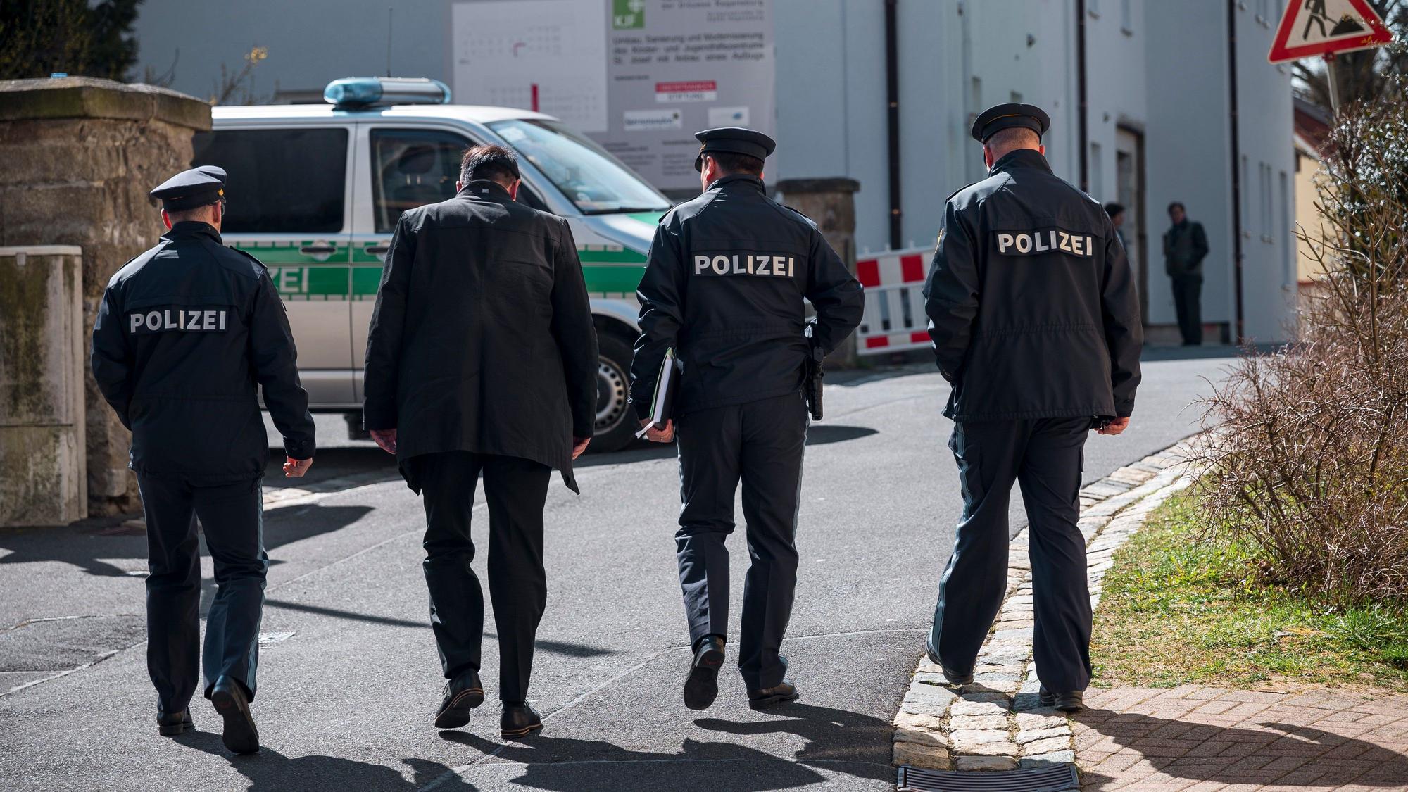 April 2023: Polizisten stehen vor dem Kinderheim in Wunsiedel, wo die Leiche einer Zehnjährigen gefunden wurde. Nun hat der Prozess gegen einen 26-Jährigen begonnen. (Archivbild)