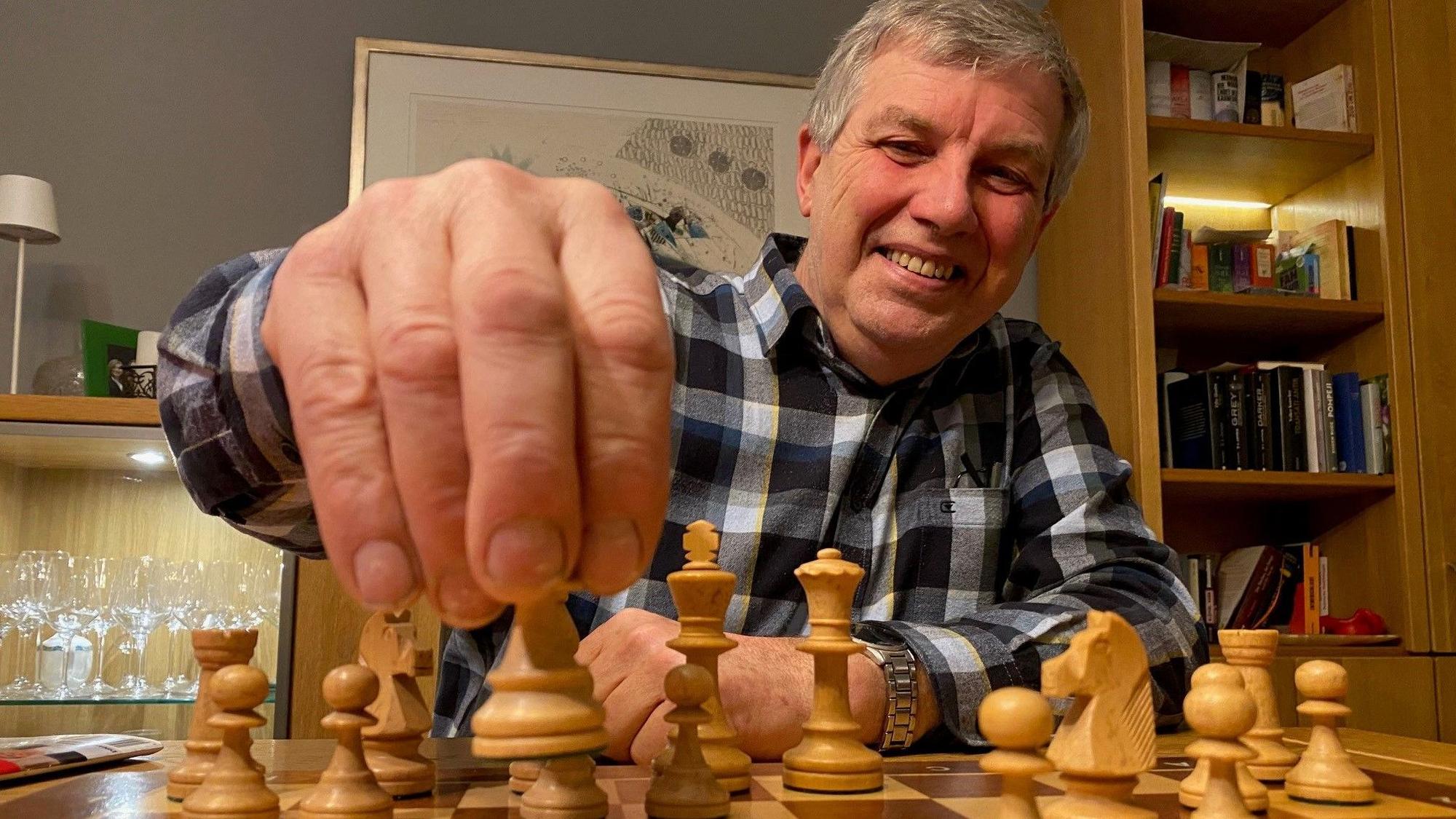 Zu sehen ist Friedhelm Heuser beim Schachspielen.