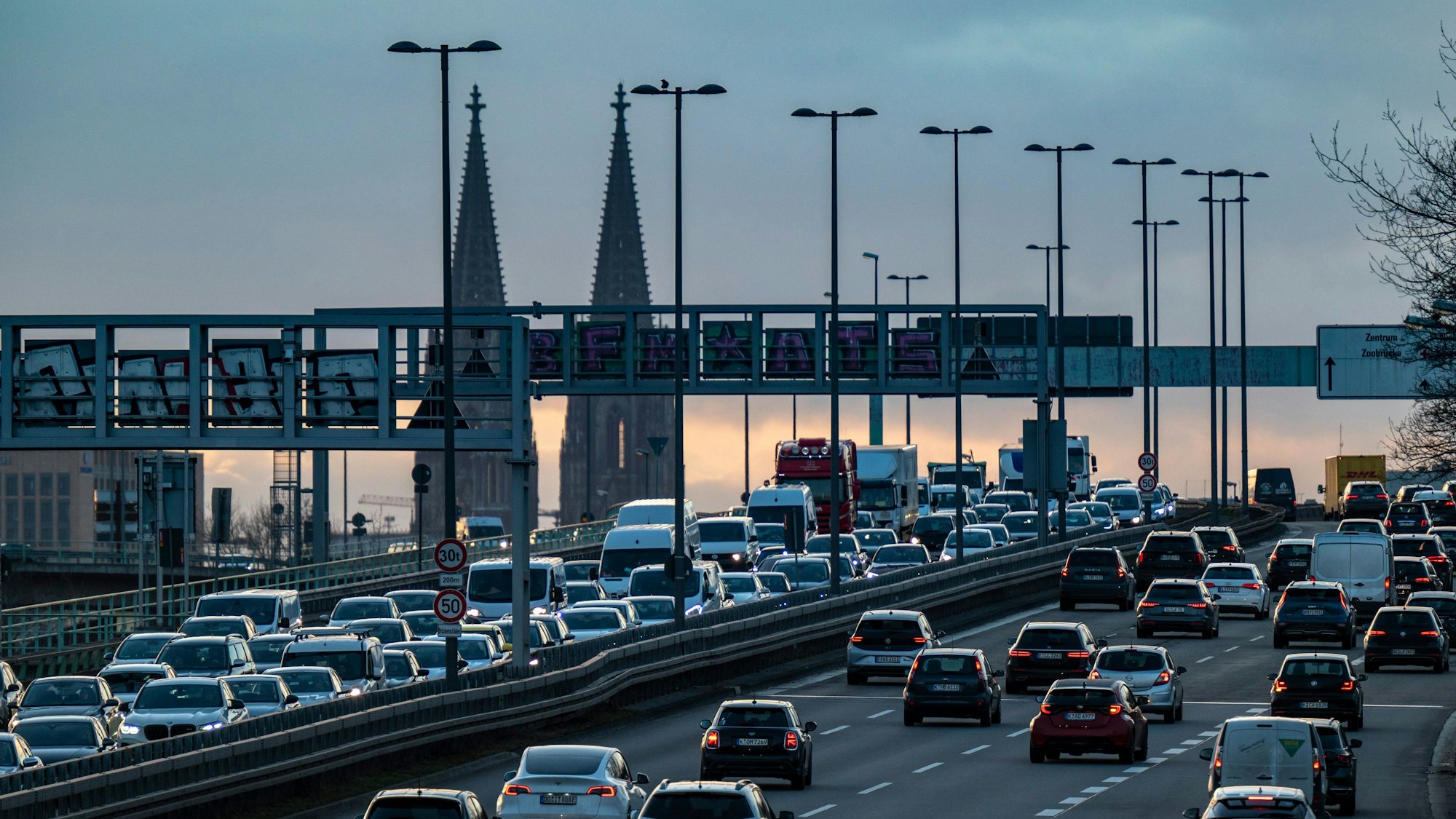 Viel Verkehr auf der Zoobrücke. Sie muss in den nächsten Jahren saniert werden.