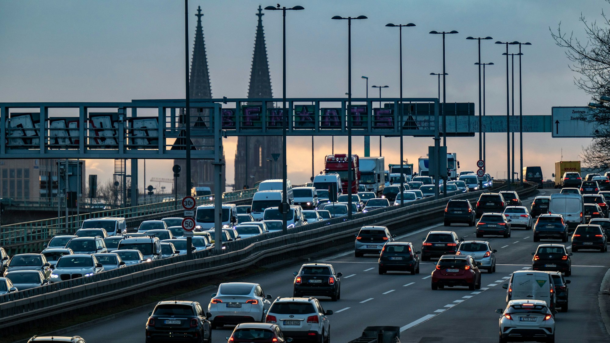 Eine Zeugin sprach von einem Rennen auf der Kölner Zoobrücke (Symbolbild).