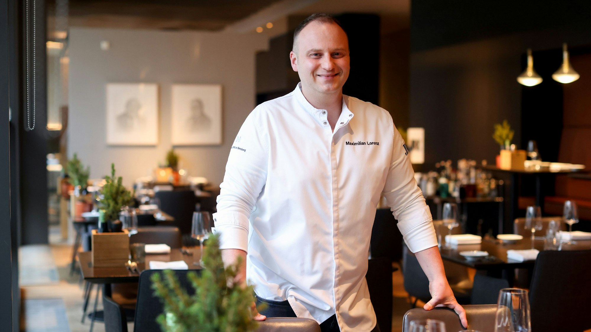 Maximilian Lorenz in seinem „Weinlokal Heinzhermann“.