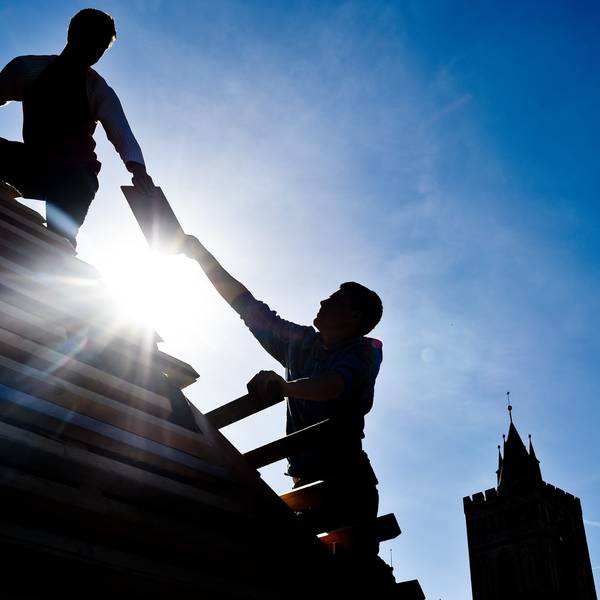 Dachdecker decken ein Dach.