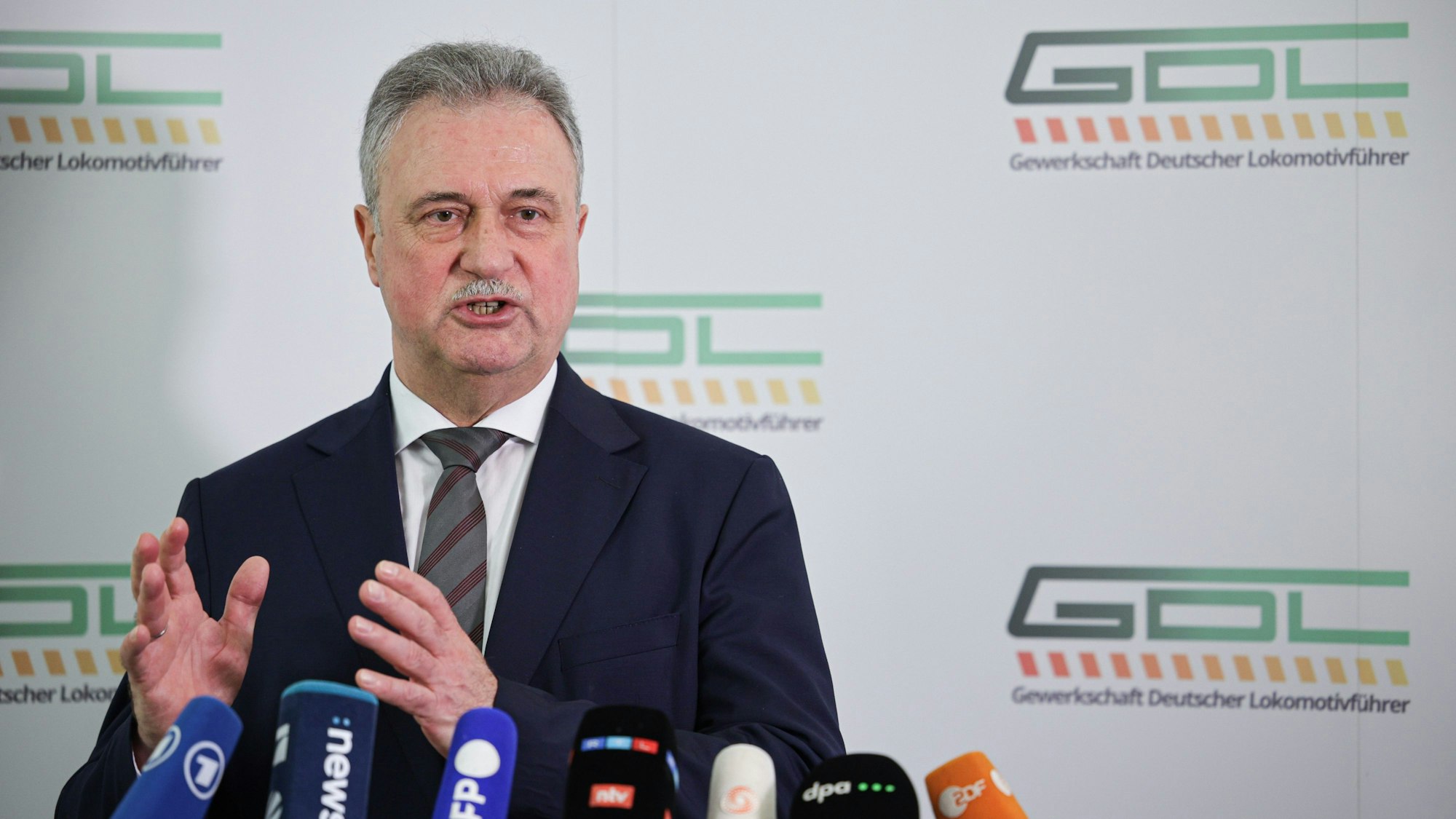29.01.2024, Berlin: Claus Weselsky, Vorsitzender der Gewerkschaft Deutscher Lokomotivführer (GDL), spricht auf einer Pressekonferenz. Nach einem Aufruf der Lokführergewerkschaft GDL wurden Güter- und Personenverkehr bei der Deutschen Bahn seit Dienstag bzw. Mittwoch bestreikt. Der Ausstand sollte im Personenverkehr bis Montagmorgen, 2.00 Uhr dauern. Foto: Hannes P. Albert/dpa +++ dpa-Bildfunk +++