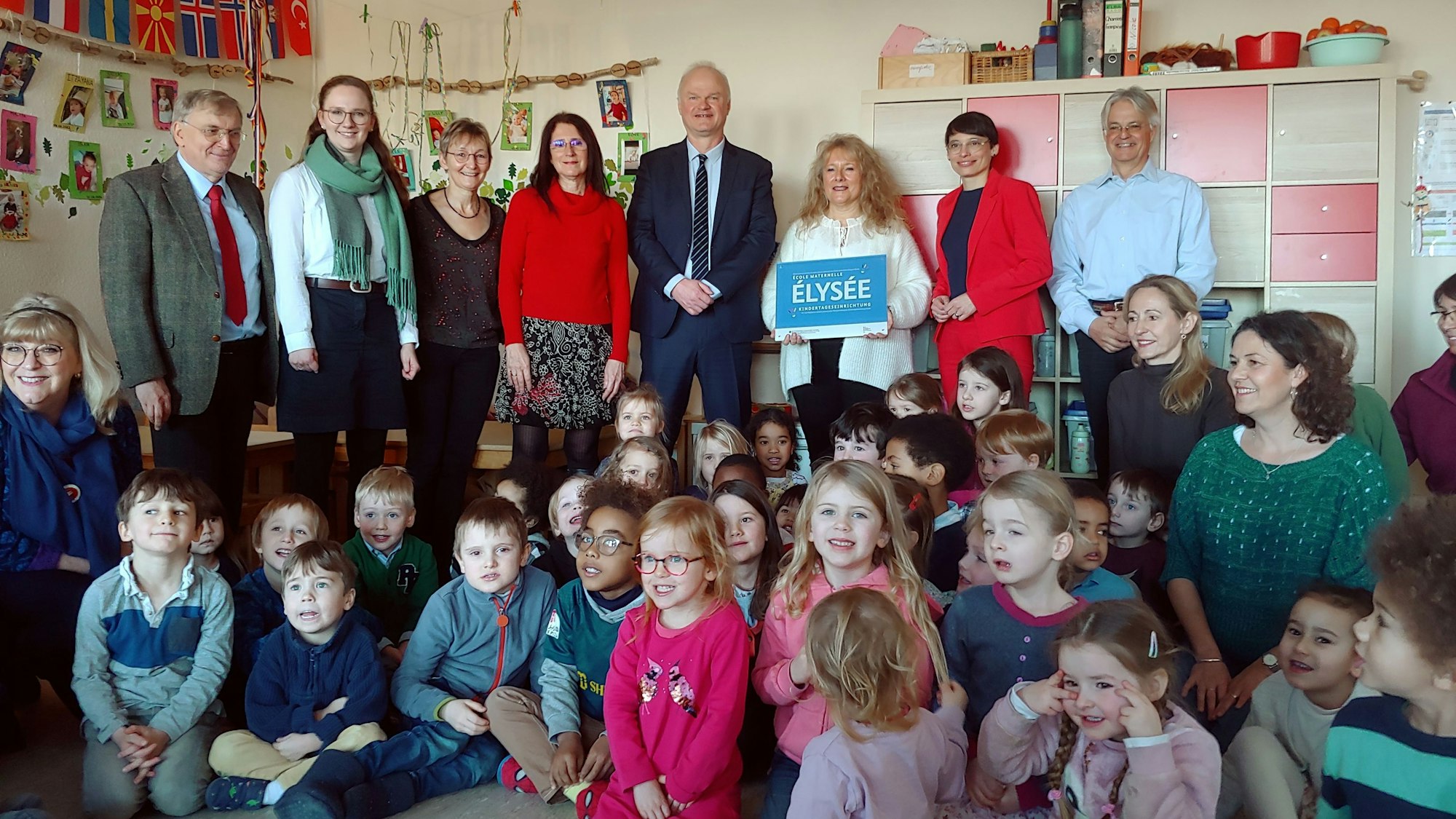Familienministerin Paul und der französische Generalkonsul Étienne Sur besuchen die Kindertagesstätte „Les Petits Malins“.