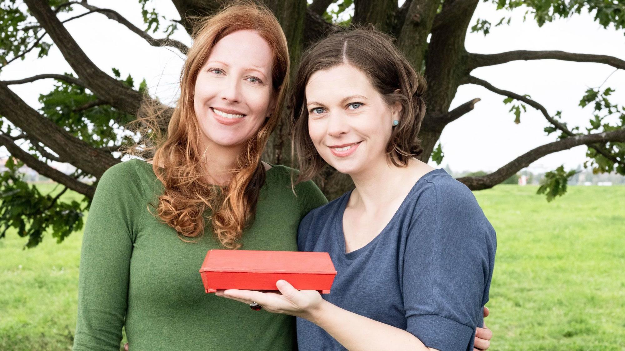 Sarah Benz (l.) und Katrin Trommler, die Autorinnen des Buches „Sarggeschichten“