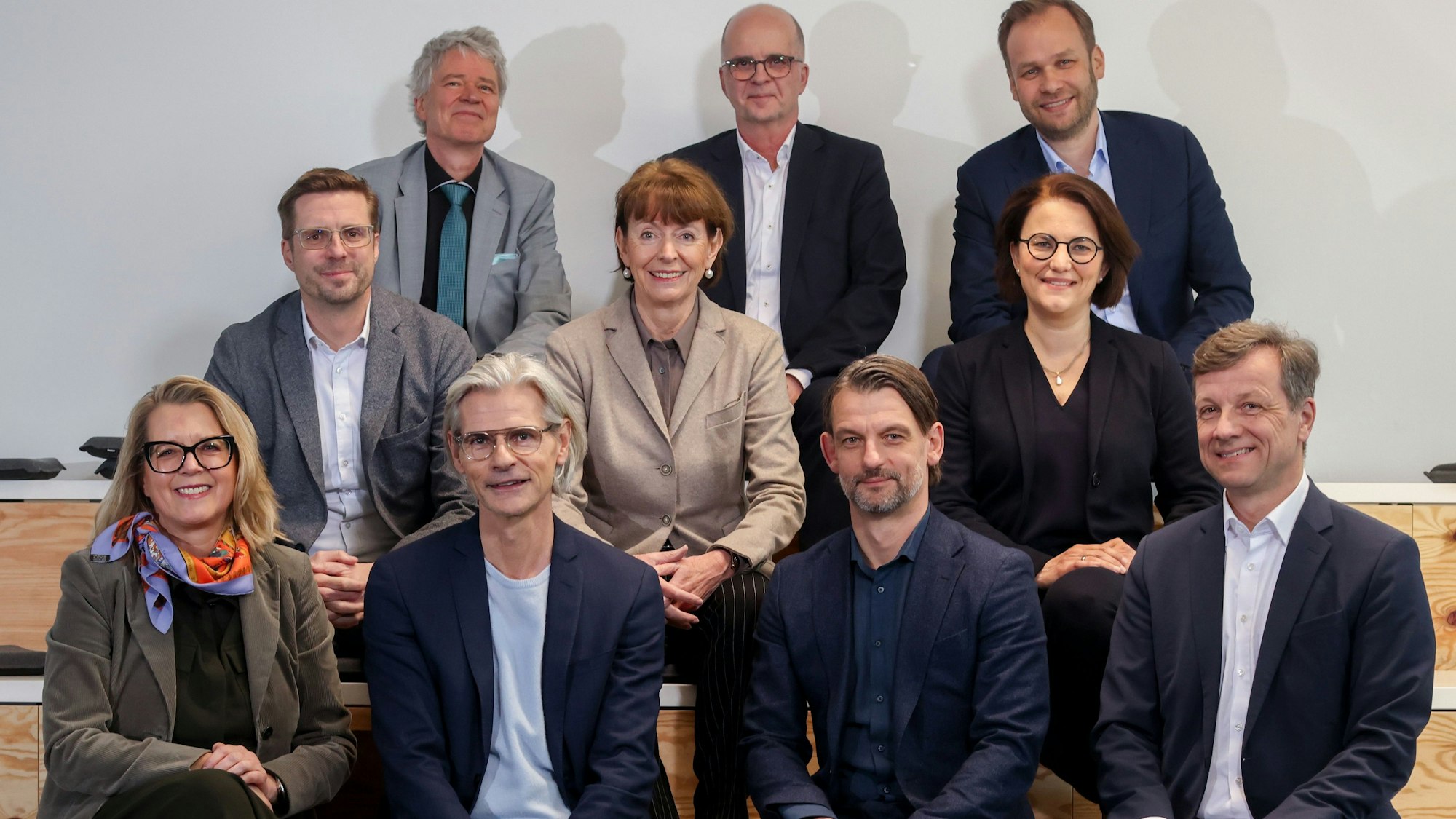 30.01.2024, Köln: Der Kölner Stadtvorstand mit allen Dezernenten und Oberbürgermeisterin Henriette Reker zu Besuch im NevenDumont Haus Köln -  Gruppenfoto mit Harald Rau, Markus Greitemann, Robert Voigtsberger, Andree Haack, Henriette Reker, Andrea Blome, Stefan Charles, William Wolfgramm, Dörte Diemert und Ascan Egerer (von obere Reihe links nach unten rechts). Foto: Thilo Schmülgen