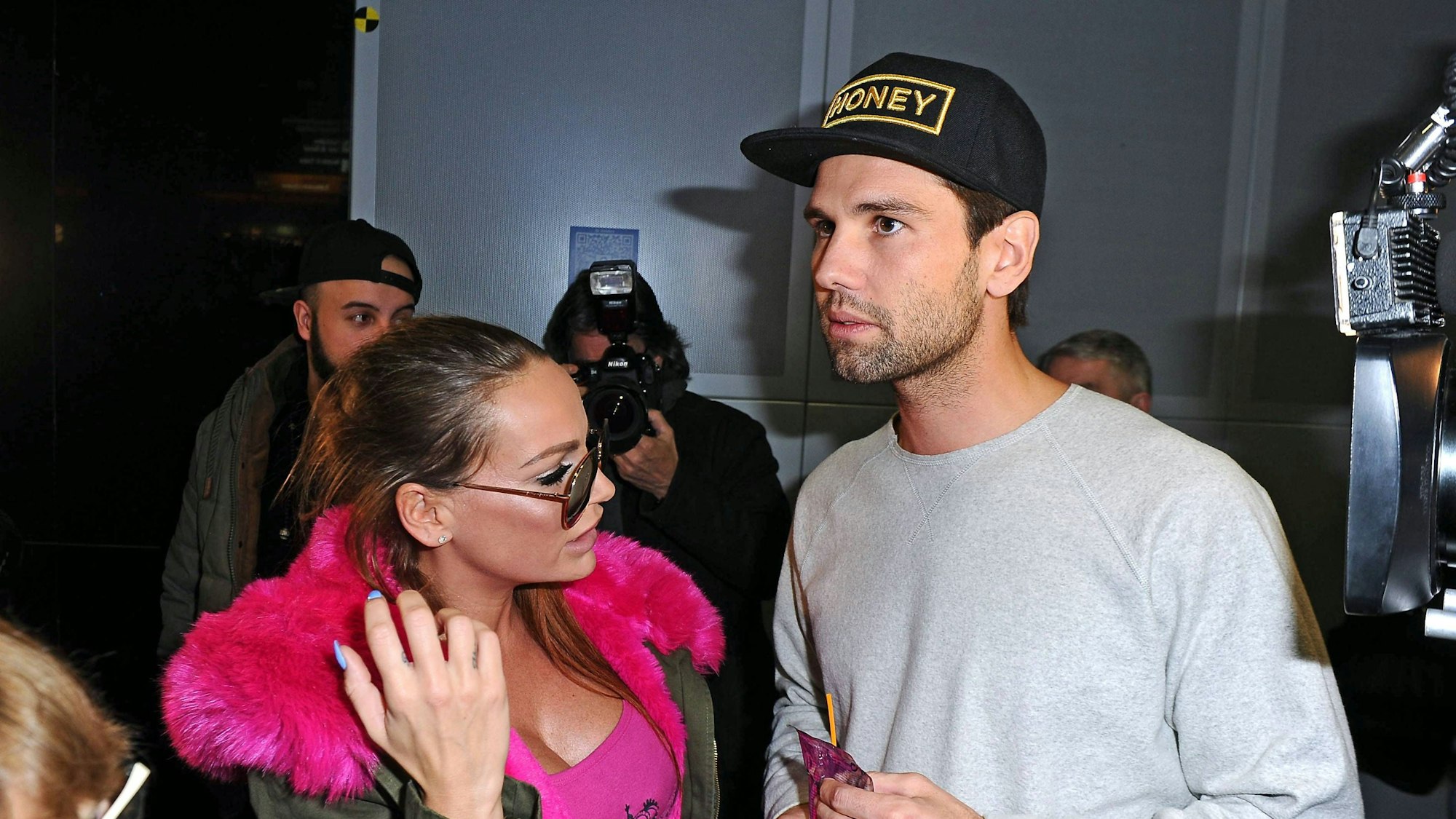 Model Alexander „Honey“ Keen und Model Gina-Lisa Lohfink bei der Ankunft der Kandidaten 2017.