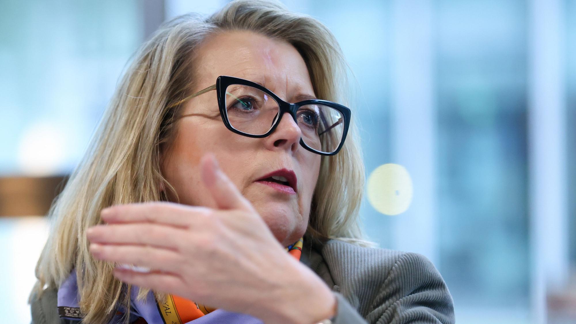 Das Bild zeigt eine Frau während eines Gesprächs.
