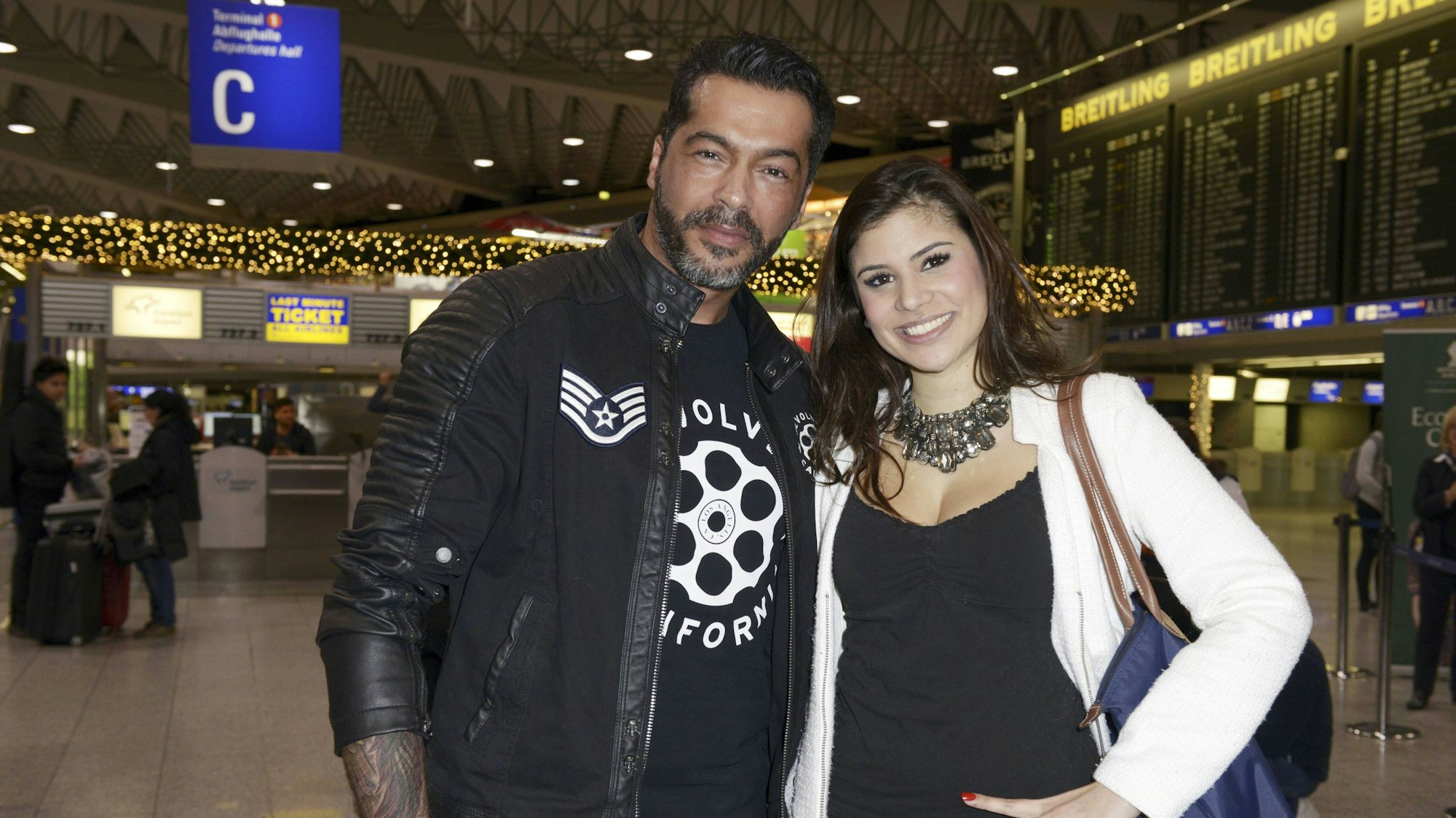 Aurelio Savina und Tanja Tischewitsch bei der Abreise der Dschungelcamp-Kandidaten im Jahr 2015.