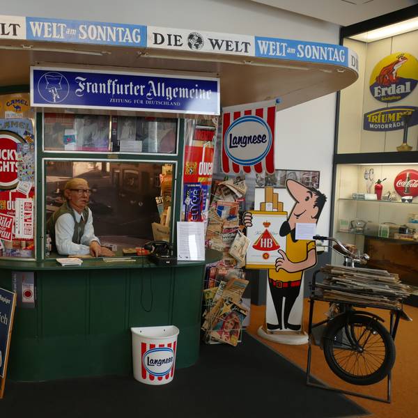 Ein historischer Kiosk steht im Museum.