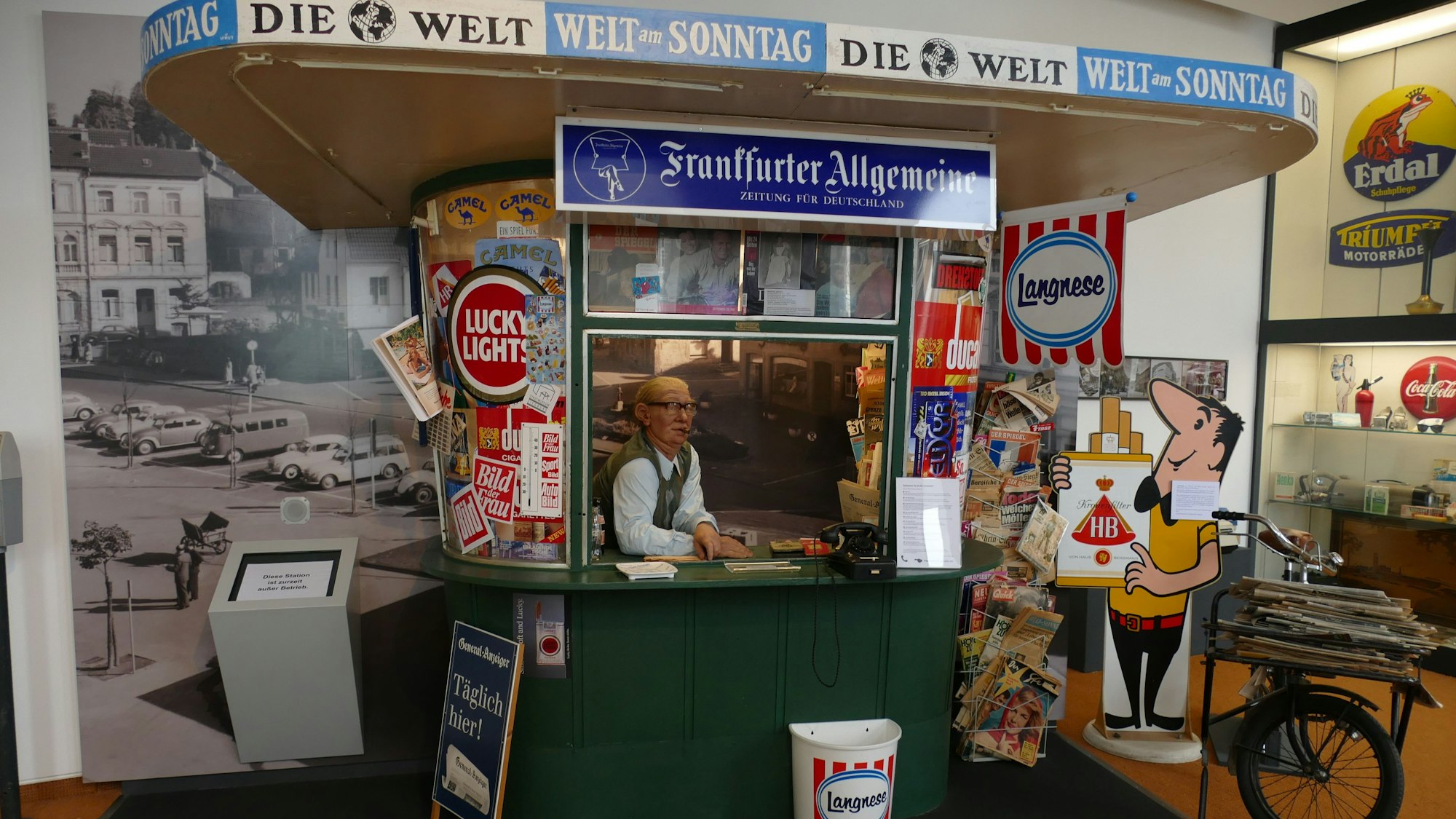 Ein historischer Kiosk steht im Museum.