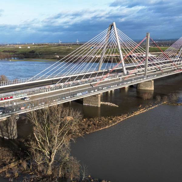 Der Neubau der Leverkusener Autobahnbrücke (hinten) steht hinter dem alten Bauwerk (Aufnahme mit Drohne). Am Sonntag wird das neue Teilstück der Brücke offiziell eröffnet.