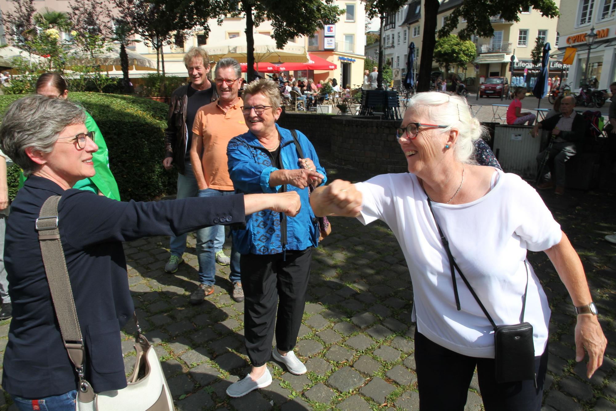 Zwei Frauen begrüßen sich