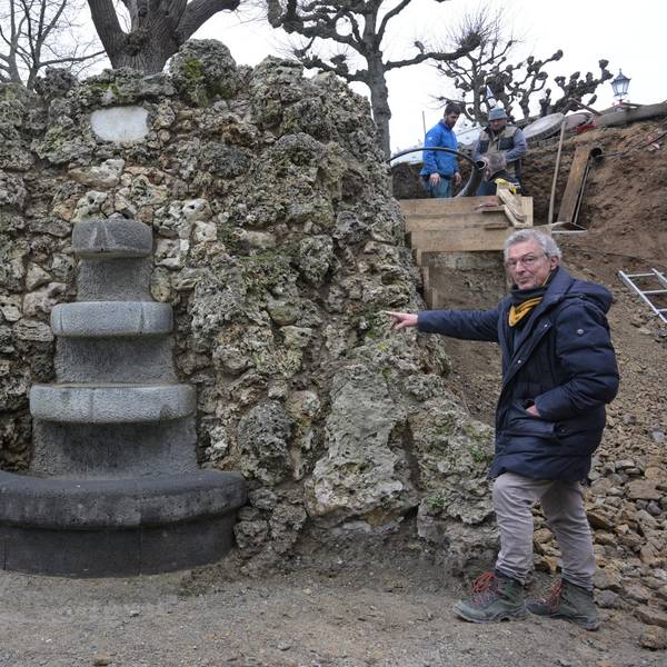 Dieter Wegerhoff am zurückgekehrten Emilienbrunnen