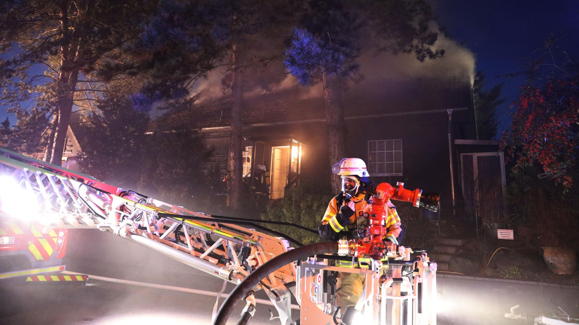 100 Feuerwehrleute waren bei dem Brand in Bad Honnef im Einsatz. Auch eine Dohnengruppe wurde angefordert.