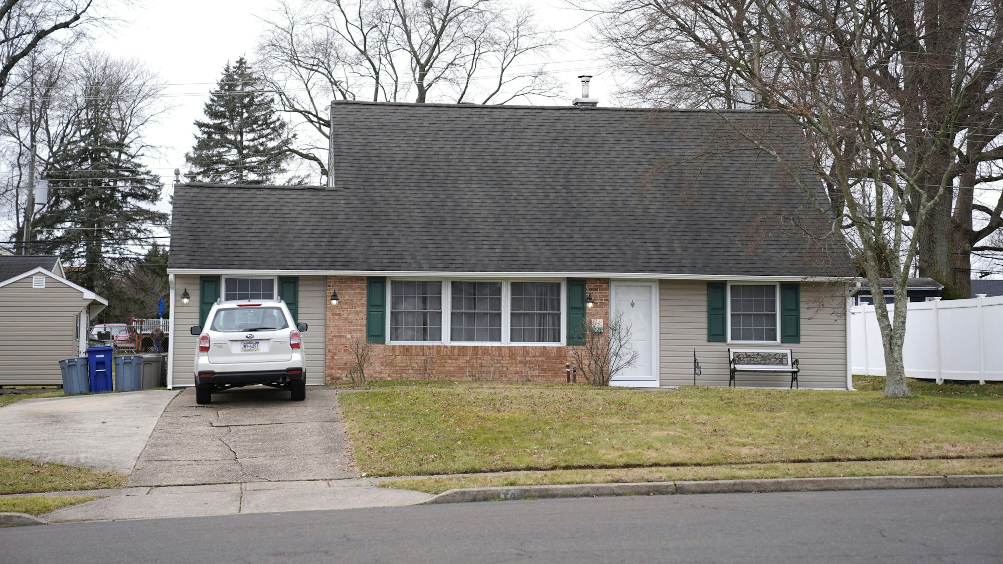 Ein Fahrzeug ist in der Einfahrt eines Hauses in Levittown geparkt, das Schauplatz eines Mordes war. Ein Mann soll seinen Vater ermordet und danach ein brutales Video mit dem abgetrennten Kopf des Opfers ins Internet gestellt haben.