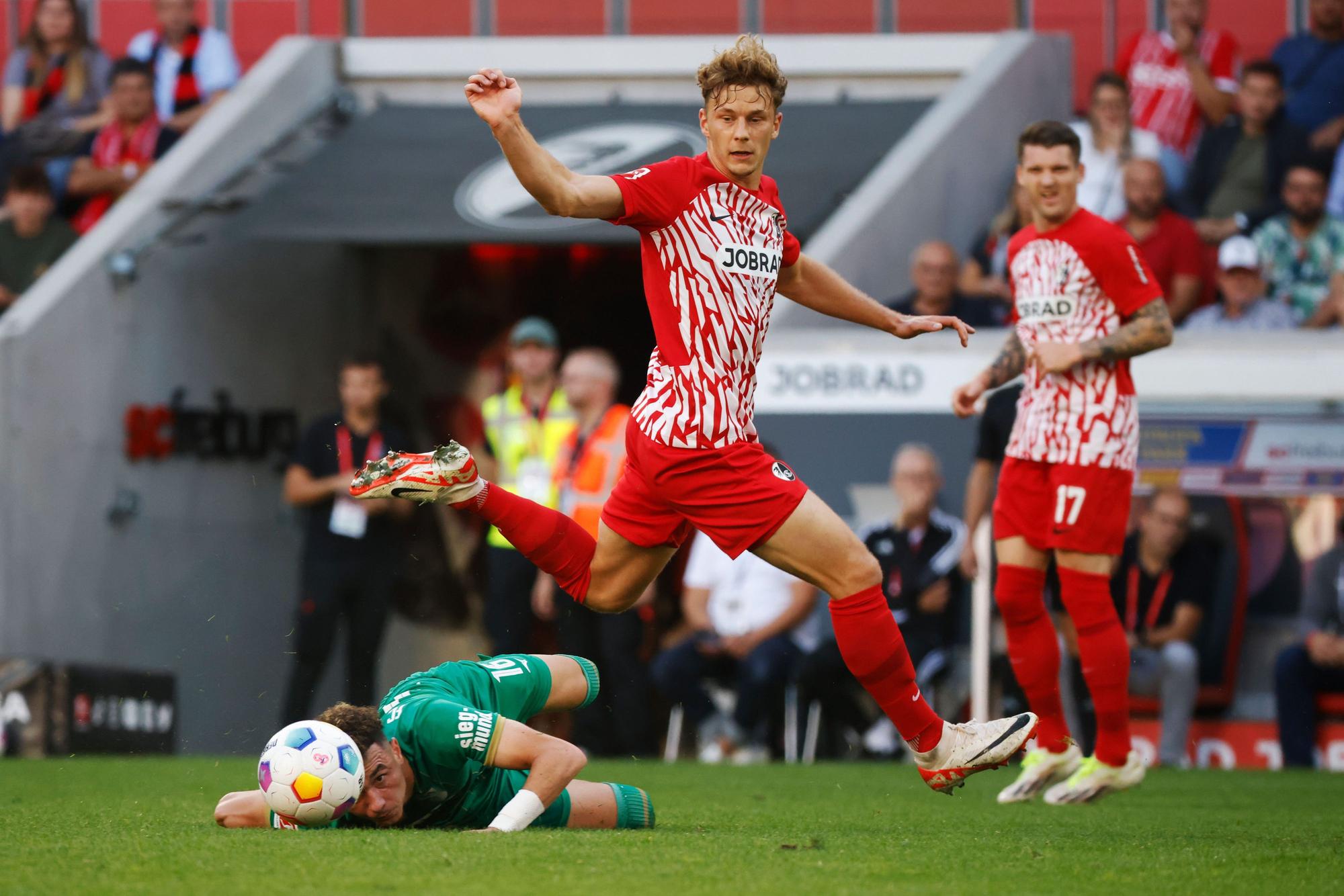 Mittelfeldspieler Yannik Keitel vom SC Freiburg spielt den Ball.