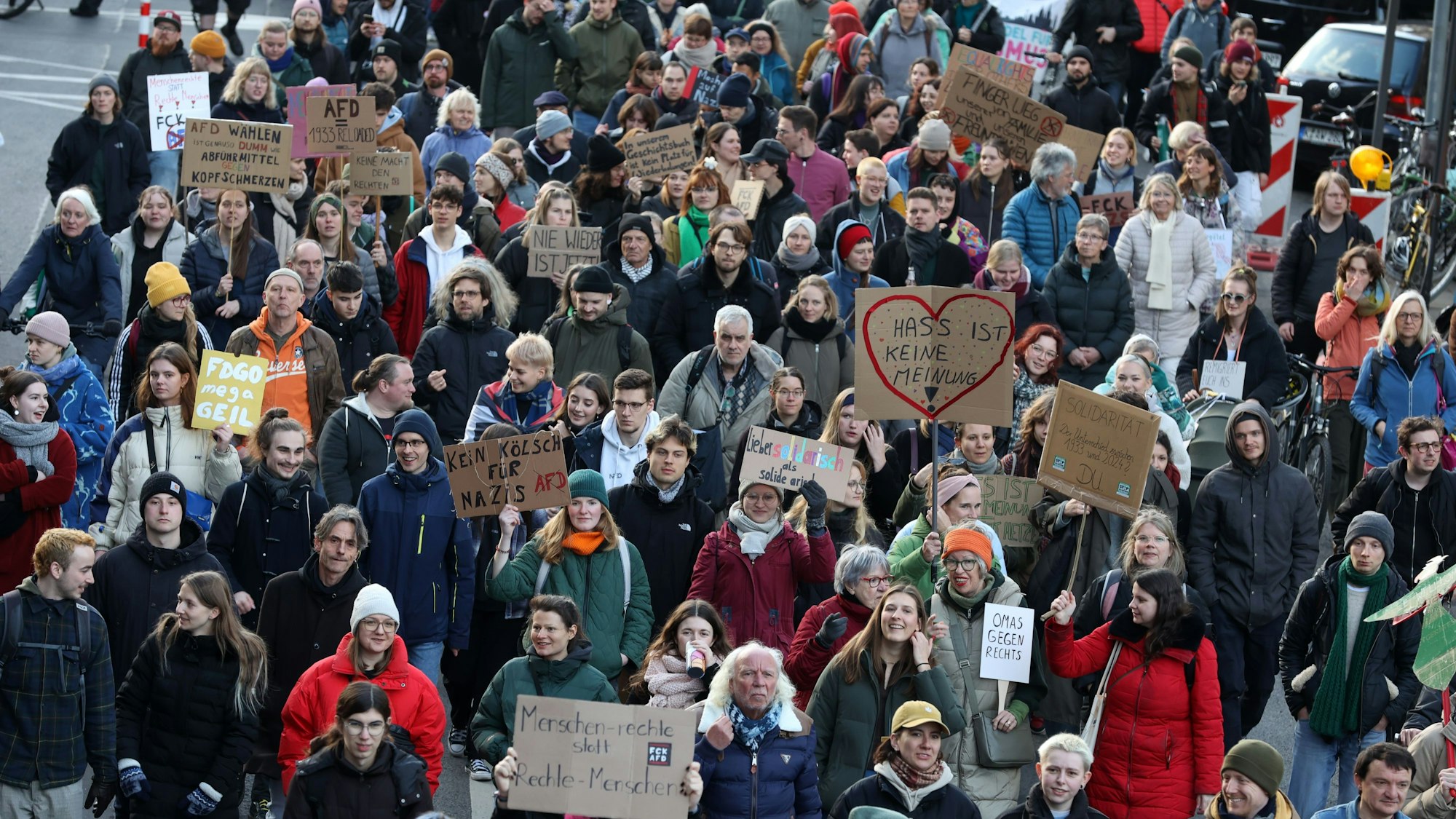 Menschen mit Transparenten laufen auf einer Demo.