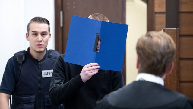 Der angeklagte Maurice H. verdeckt im Gerichtsaal des Landgerichtes sein Gesicht.