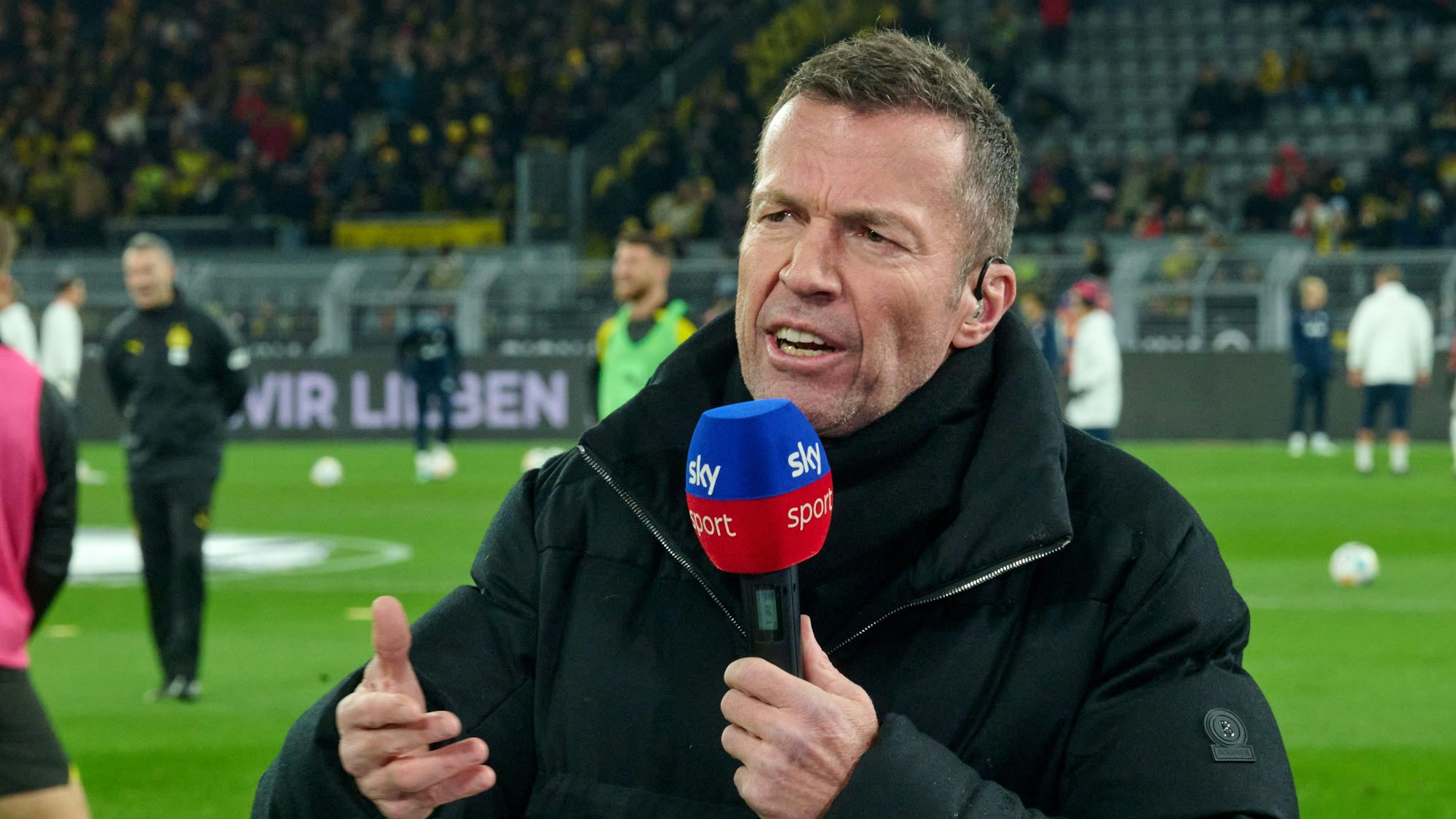 Lothar Matthäus am Sky-Mikrofon. Der Fußball-Experte kritisierte jüngst die Spielweise des FC Bayern.