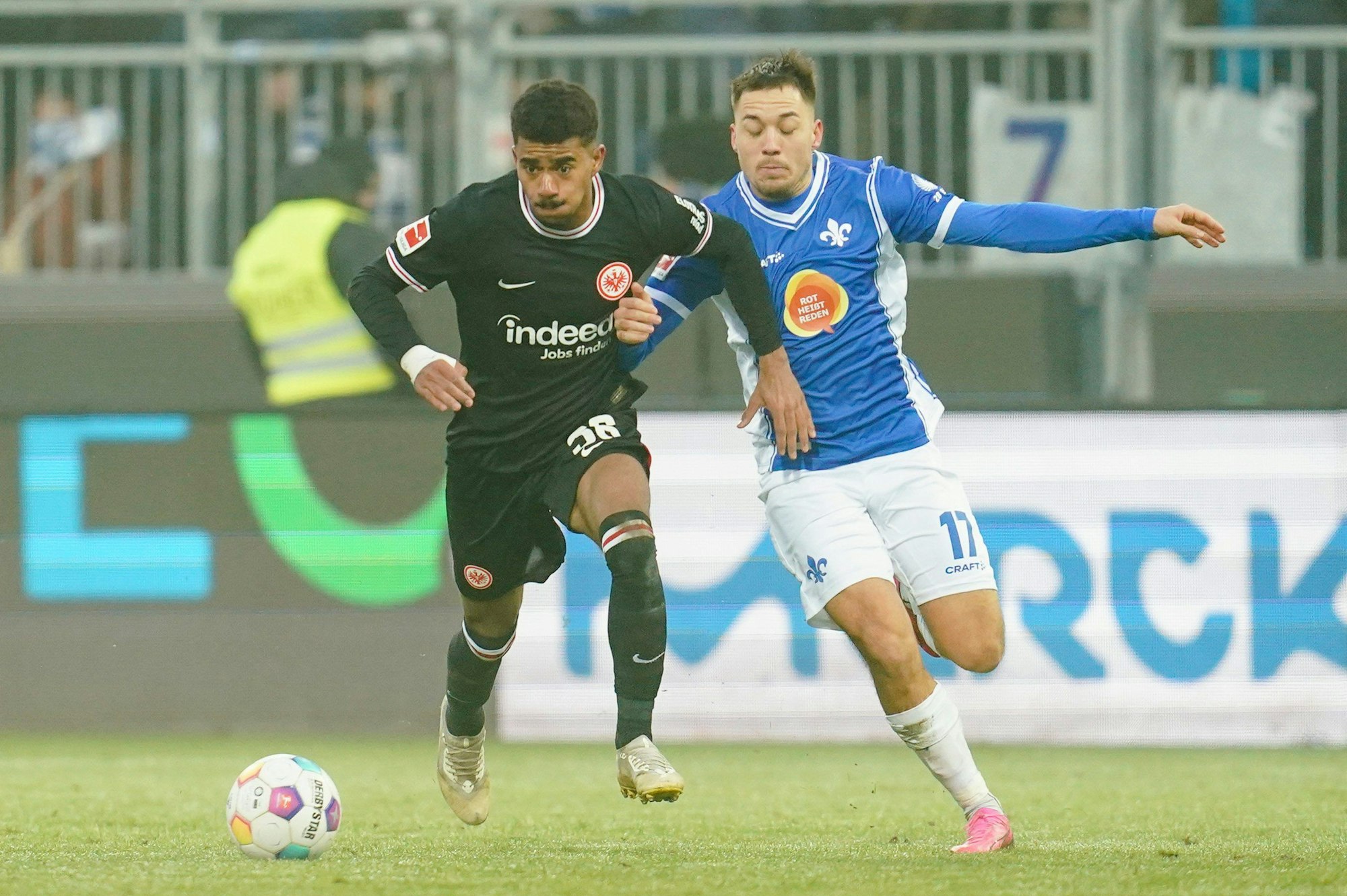 Darmstadts Julian Justvan (r.) duelliert sich mit Frankfurts Ansgar Knauff.