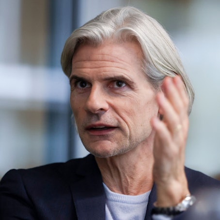 30.01.2024, Köln: Der Kölner Stadtvorstand mit allen Dezernenten und Oberbürgermeisterin Henriette Reker zu Besuch im NevenDumont Haus Köln - Stefan Charles - Dezernat VII - Kunst und Kultur. Foto: Thilo Schmülgen