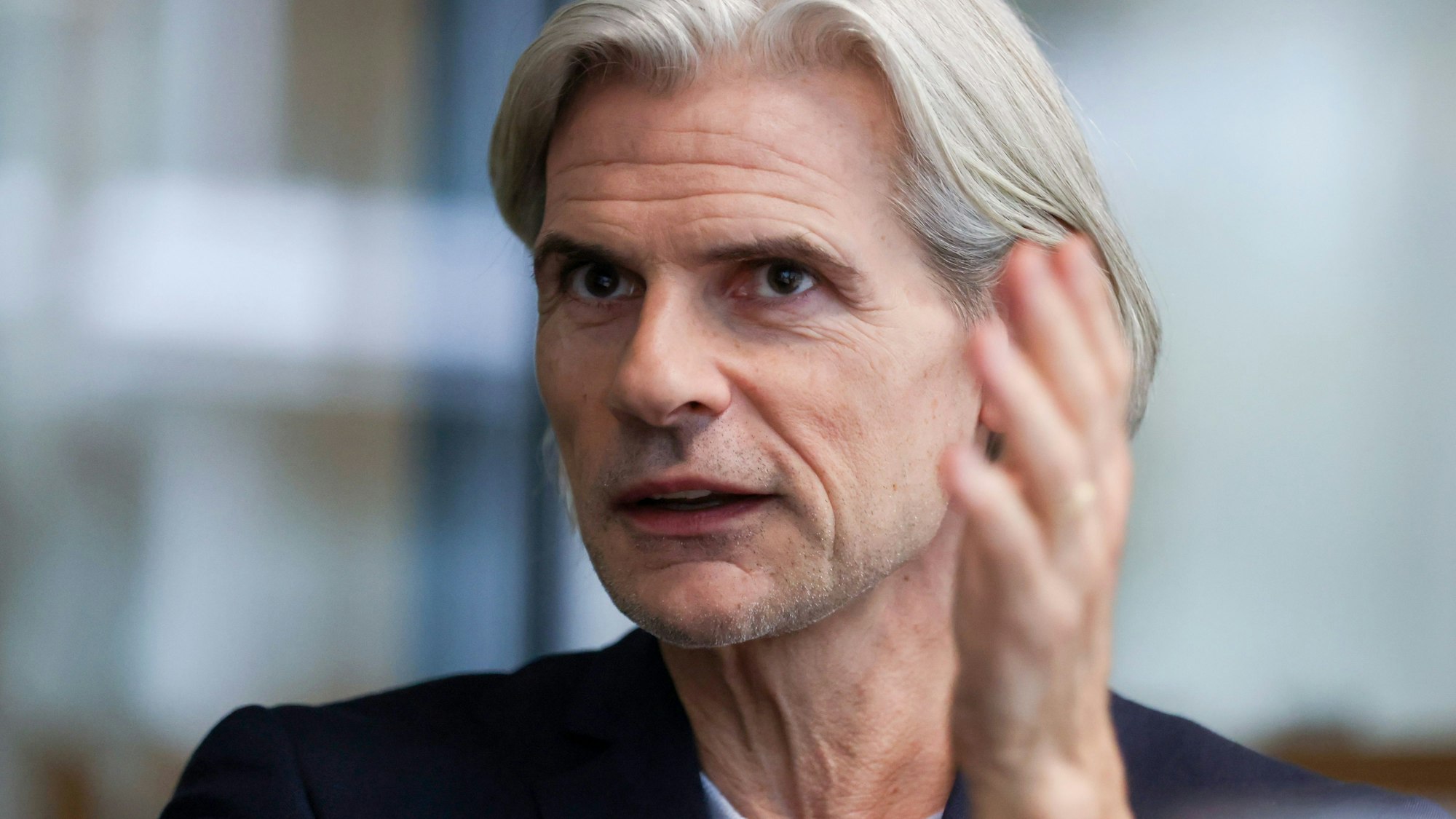 Stefan Charles gestikuliert beim Sprechen.