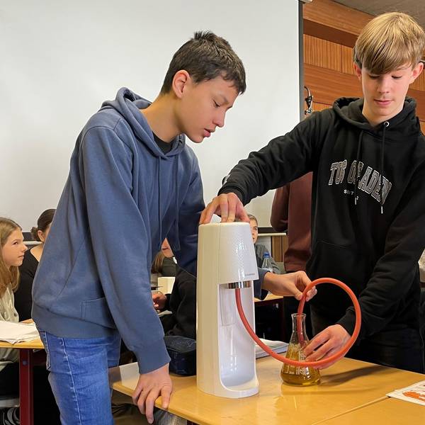 David und Valentin (v.l.) bei einem Experiment zur Übersäuerung der Ozeane.