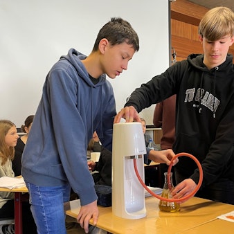 David und Valentin (v.l.) bei einem Experiment zur Übersäuerung der Ozeane.