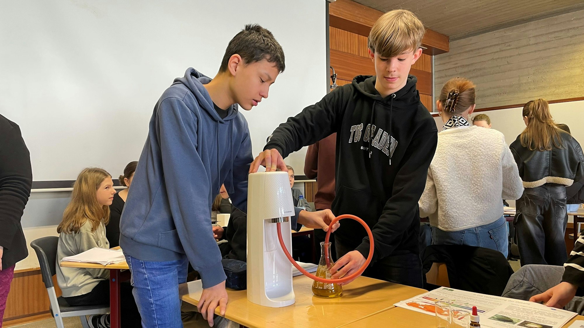 David und Valentin (v.l.) bei einem Experiment zur Übersäuerung der Ozeane.