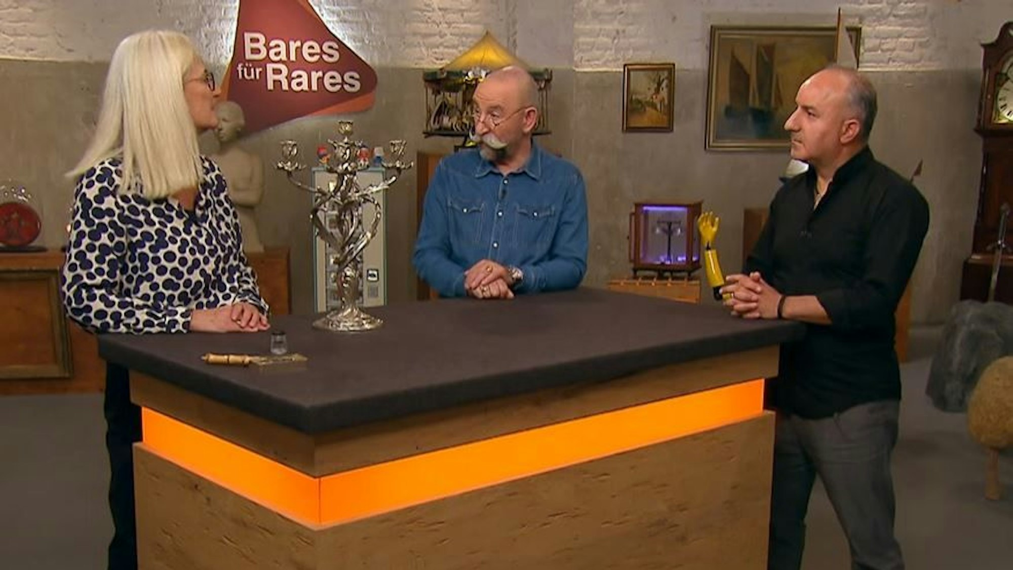 Auch ZDF-Moderator Horst Lichter (M.) zeigte sich bei der Expertis von Bares für Rares-Expertin Werner überrascht.