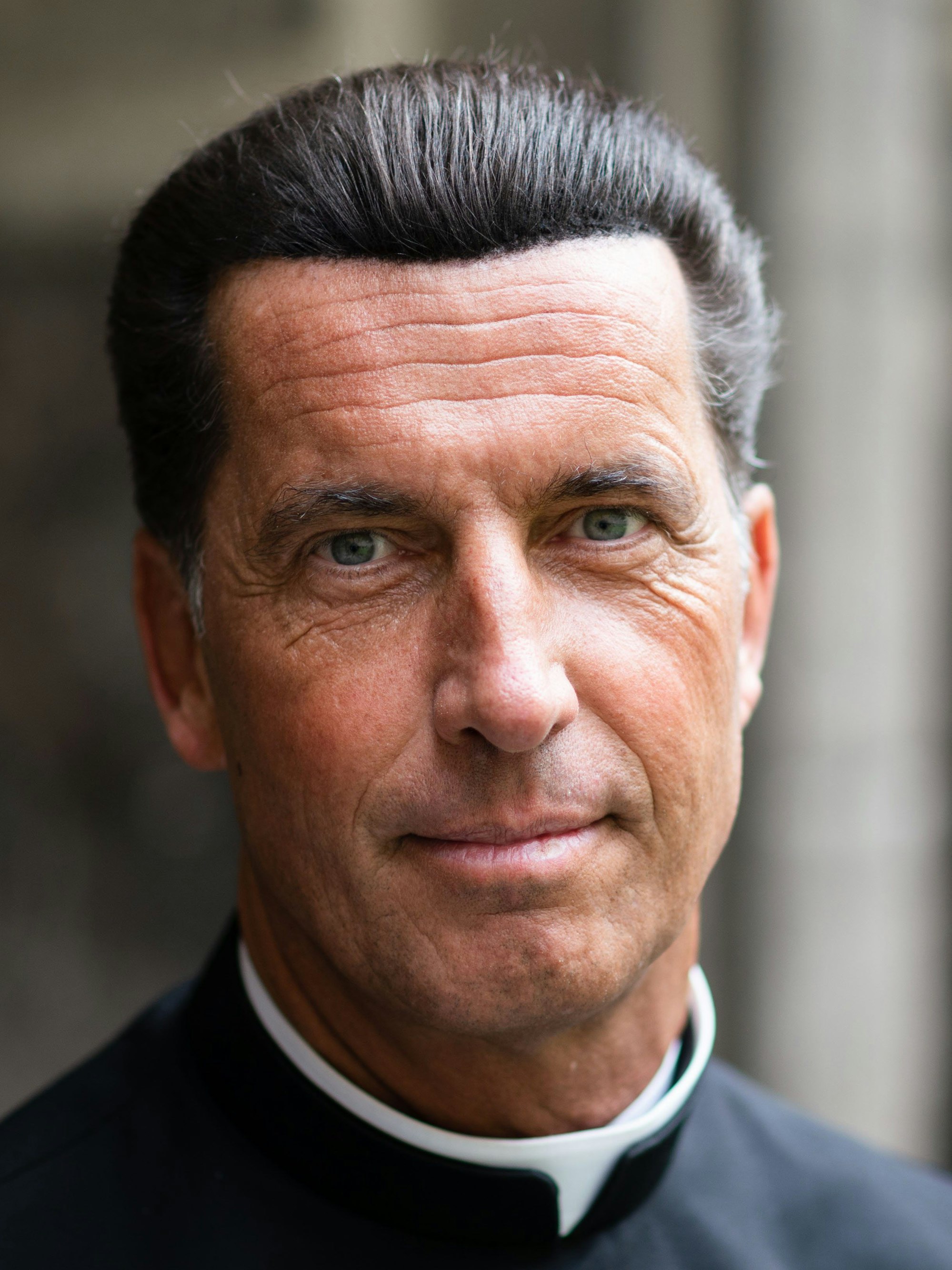 Stadtdechant Wolfgang Picken im September 2022 im Kreuzgang des Bonner Münster.