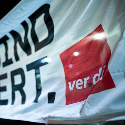 Ein Banner auf dem „Wir sind es wert“ hängt vor dem Depot der Ruhrbahn in Essen.
