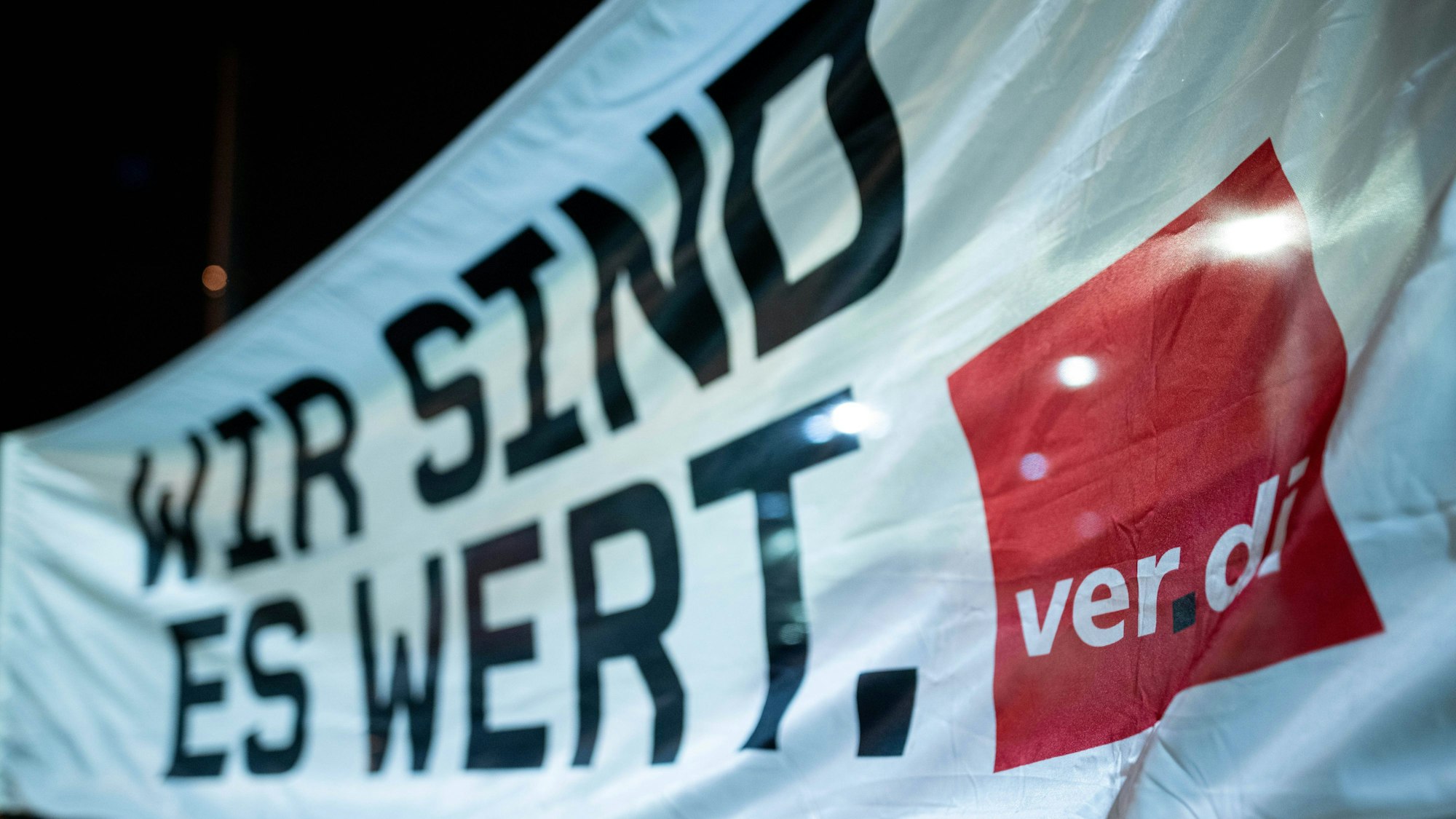 Ein Banner auf dem „Wir sind es wert“ hängt vor dem Depot der Ruhrbahn in Essen.