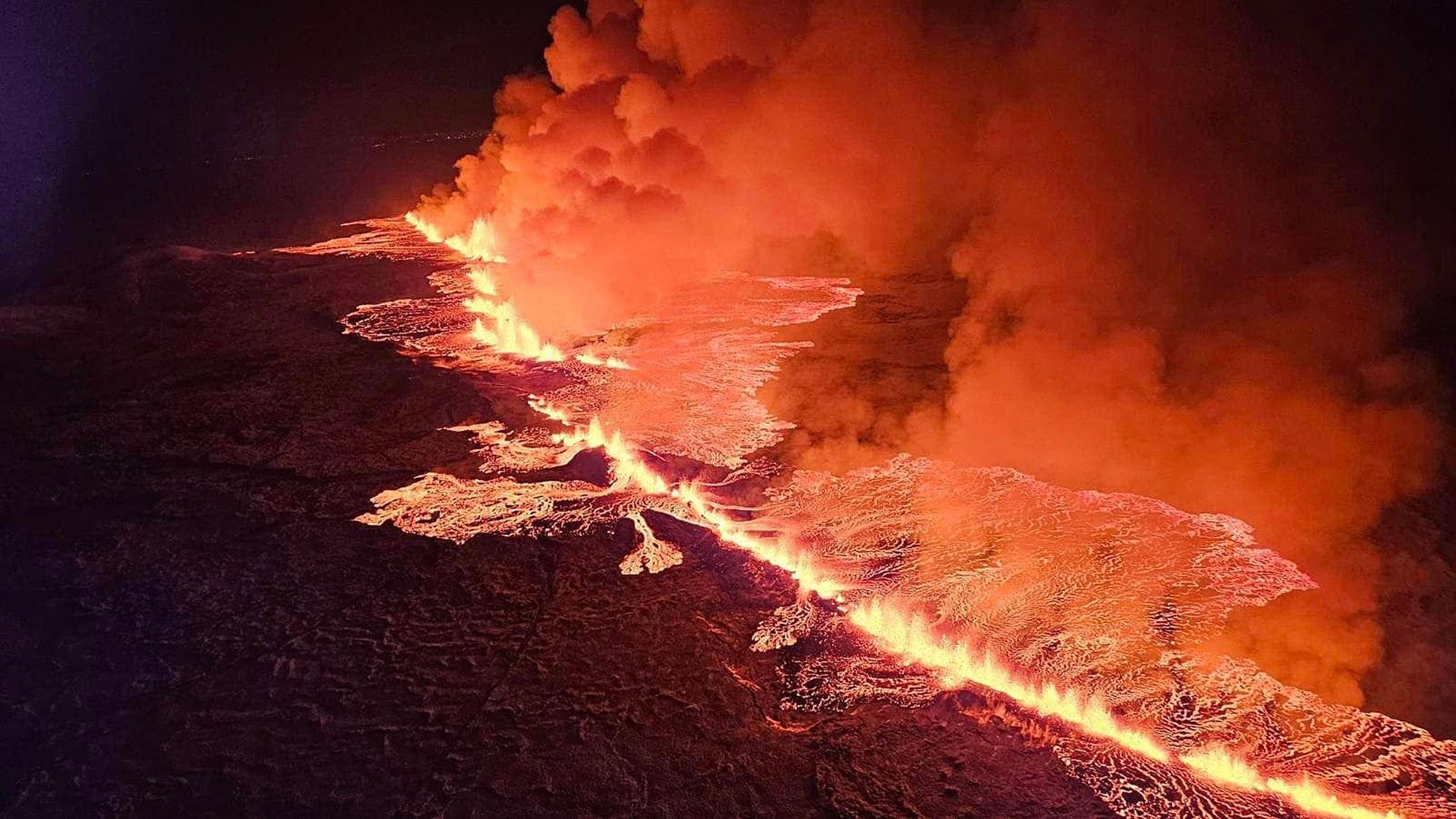 Große Magmamengen fließen aus dem 15 Kilometer langen Magmatunnel bei Grindavík. Durch mehrere schwere Eruptionen waren Teile des Ortes schwer beschädigt worden.