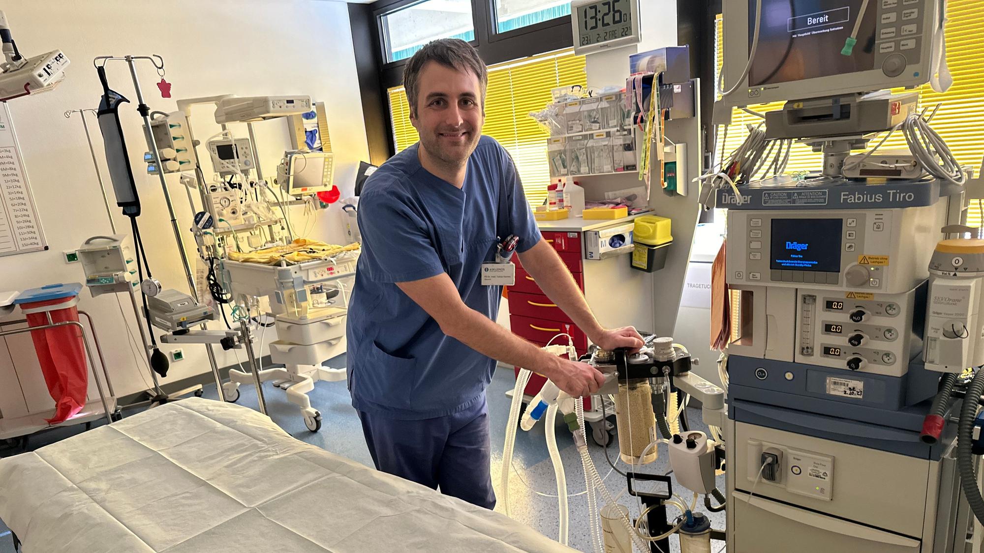 Privatdozent Dr. Tobias Hannes ist als Oberarzt Leiter der Intensivstation und NOtfallversorgung der Kinder an der Asklepios KInderklinik in Sankt Augustin.