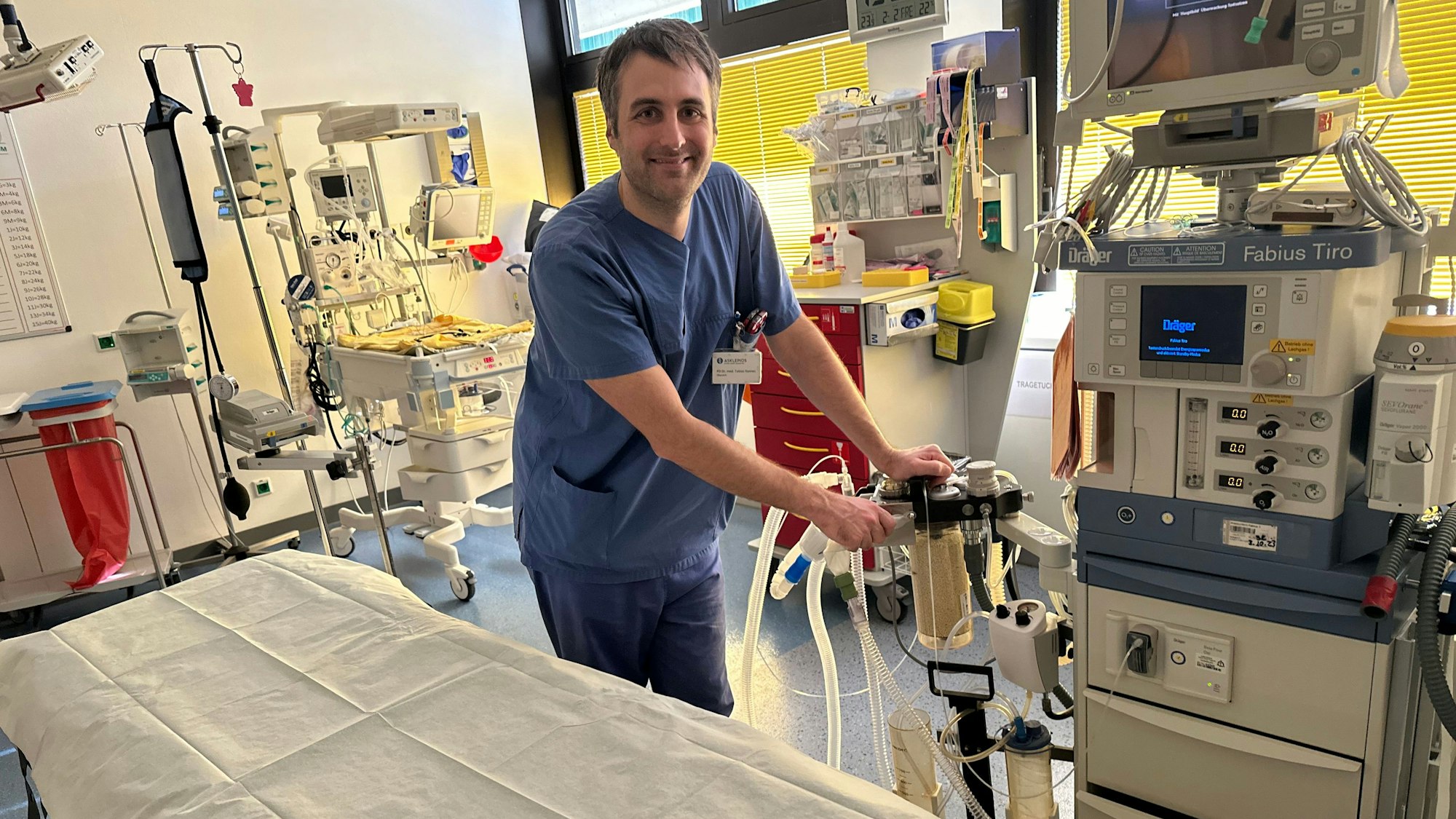 Privatdozent Dr. Tobias Hannes ist als Oberarzt Leiter der Intensivstation und Notfallversorgung für Kinder an der Asklepios Kinderklinik in Sankt Augustin.