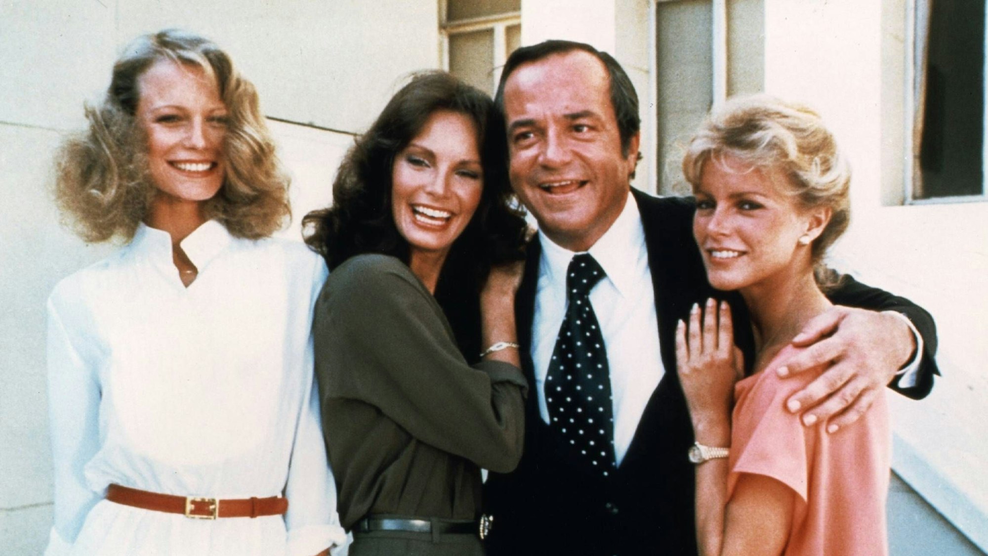 David Doyle (m) mit Shelley Hack, Jaclyn Smith und Cheryl Ladd am Set von „Drei Engel für Charlie“.