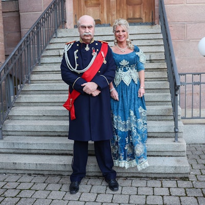 Bayerns Ministerpräsident Markus Söder (CSU, l) und Karin Baumüller-Söder gehen als Reichskanzler Otto von Bismarck und eine Dame aus der Zeit Bismarcks zum Franken-Fasching.